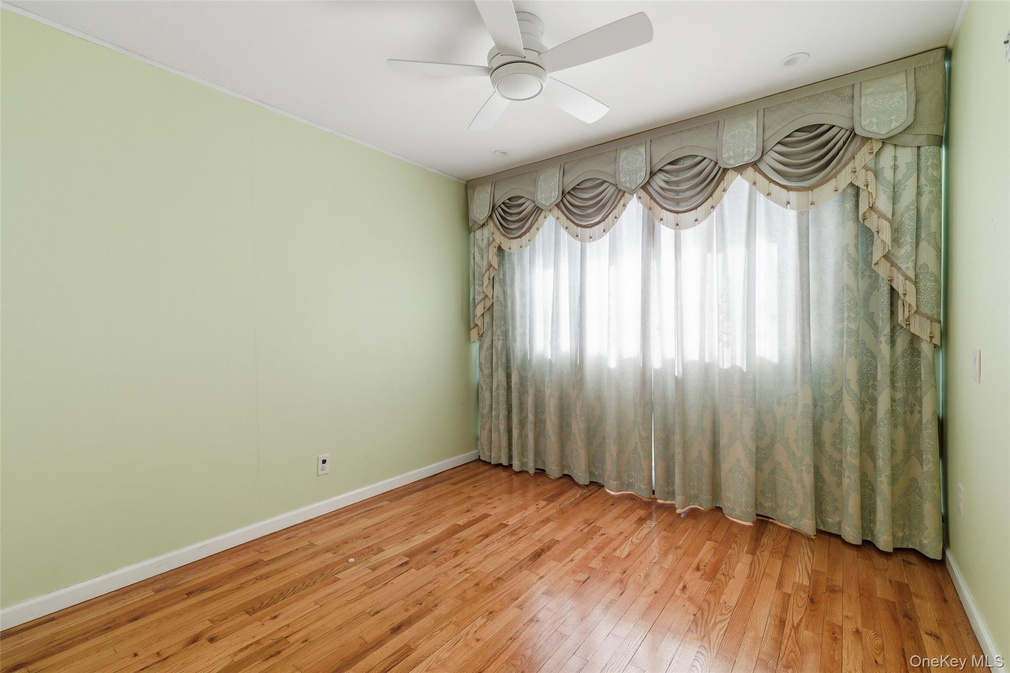 #11 photo, 716 Park Lane, Valley Stream , NY 11581