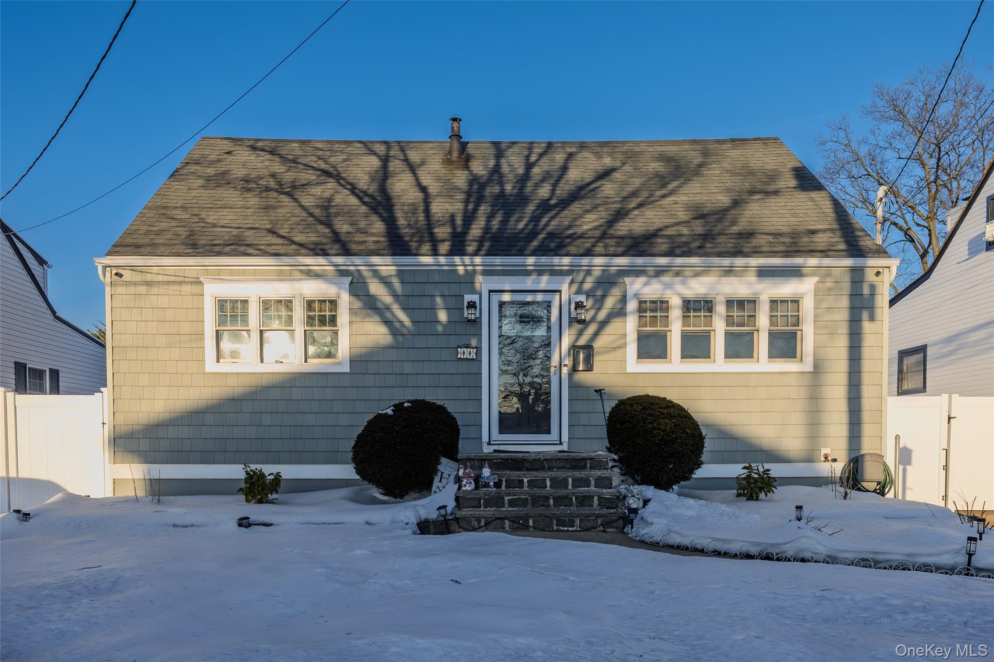 #1 photo, 612 N Broome Avenue, Lindenhurst , NY 11757