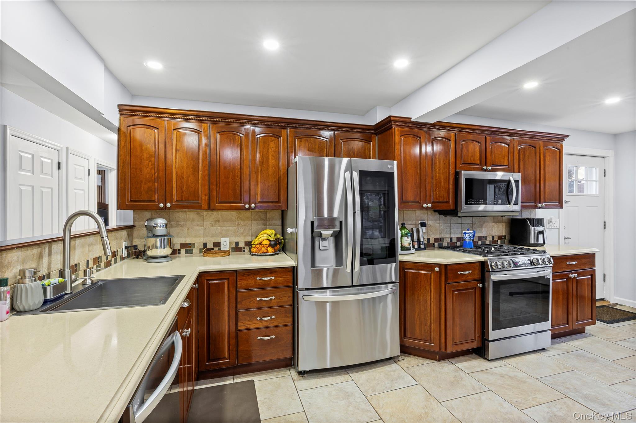 #3 photo, 612 N Broome Avenue, Lindenhurst , NY 11757