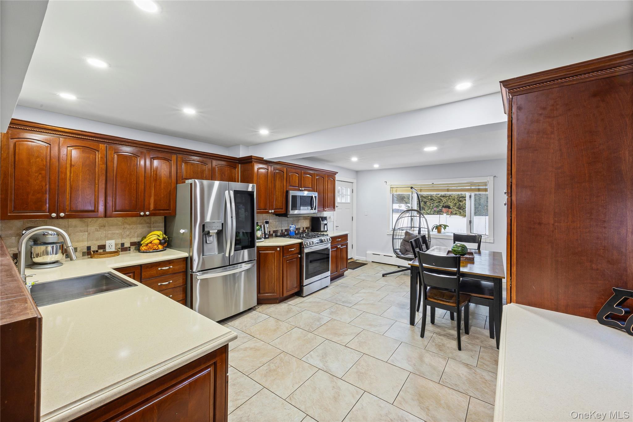 #5 photo, 612 N Broome Avenue, Lindenhurst , NY 11757