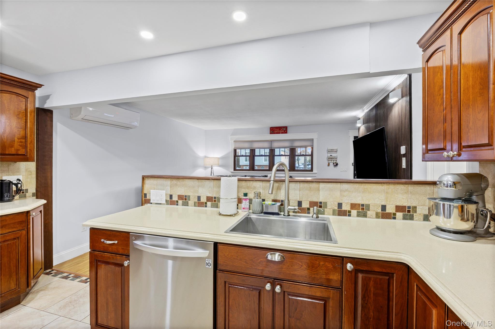 #9 photo, 612 N Broome Avenue, Lindenhurst , NY 11757