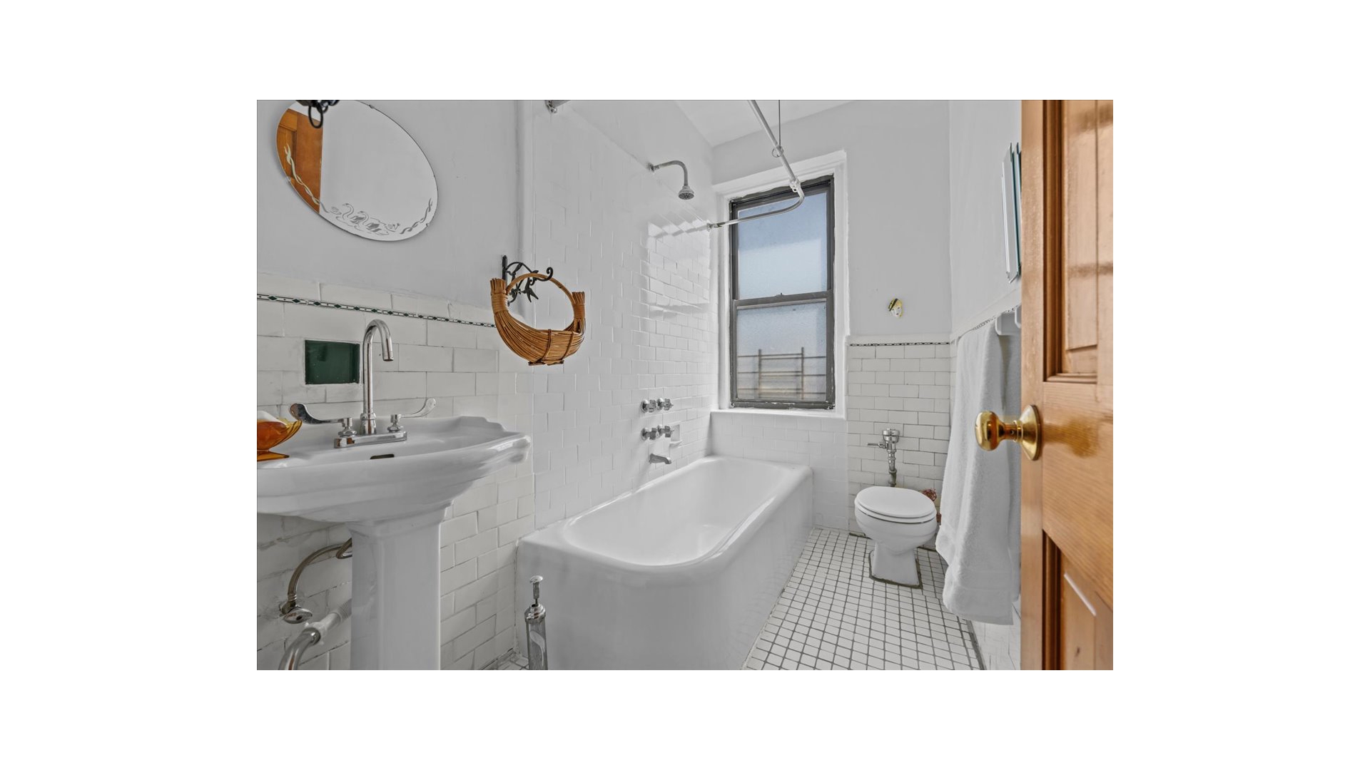 #8 photo, 3390 WAYNE Avenue, Norwood , NY 10467