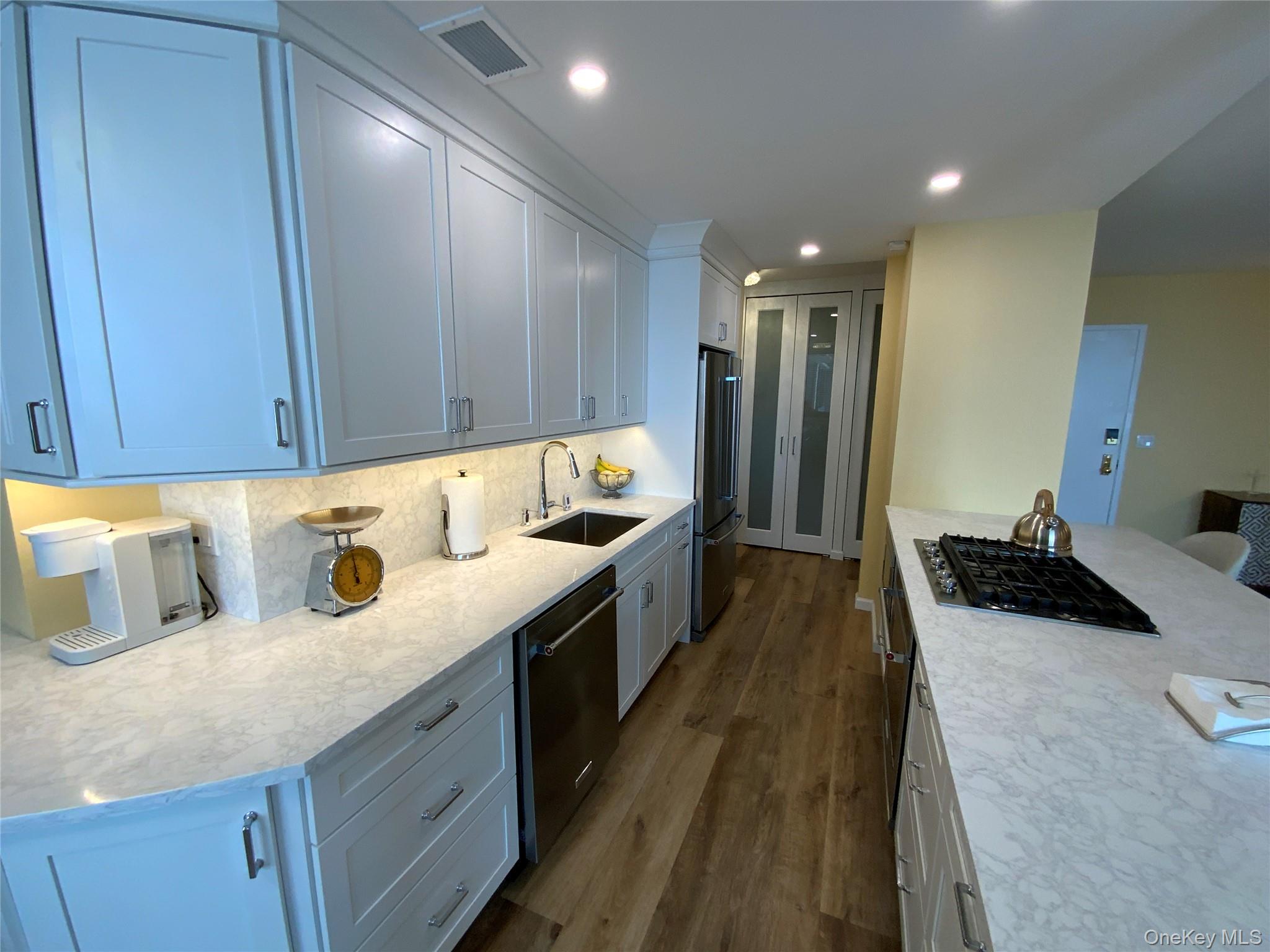 #13 photo, 27110 Grand Central Parkway, Floral Park , NY 11005