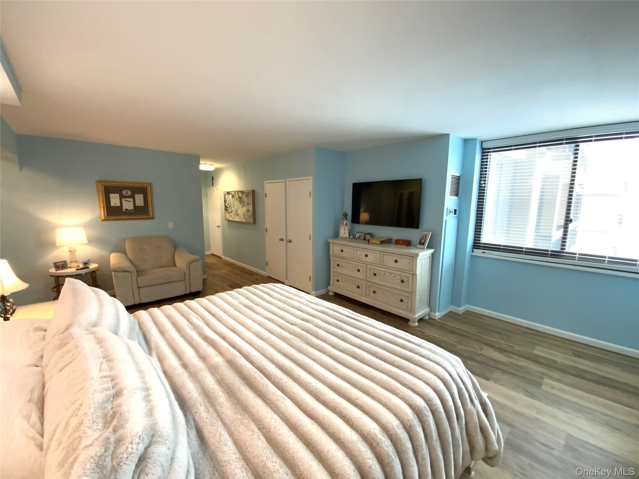 #20 photo, 27110 Grand Central Parkway, Floral Park , NY 11005