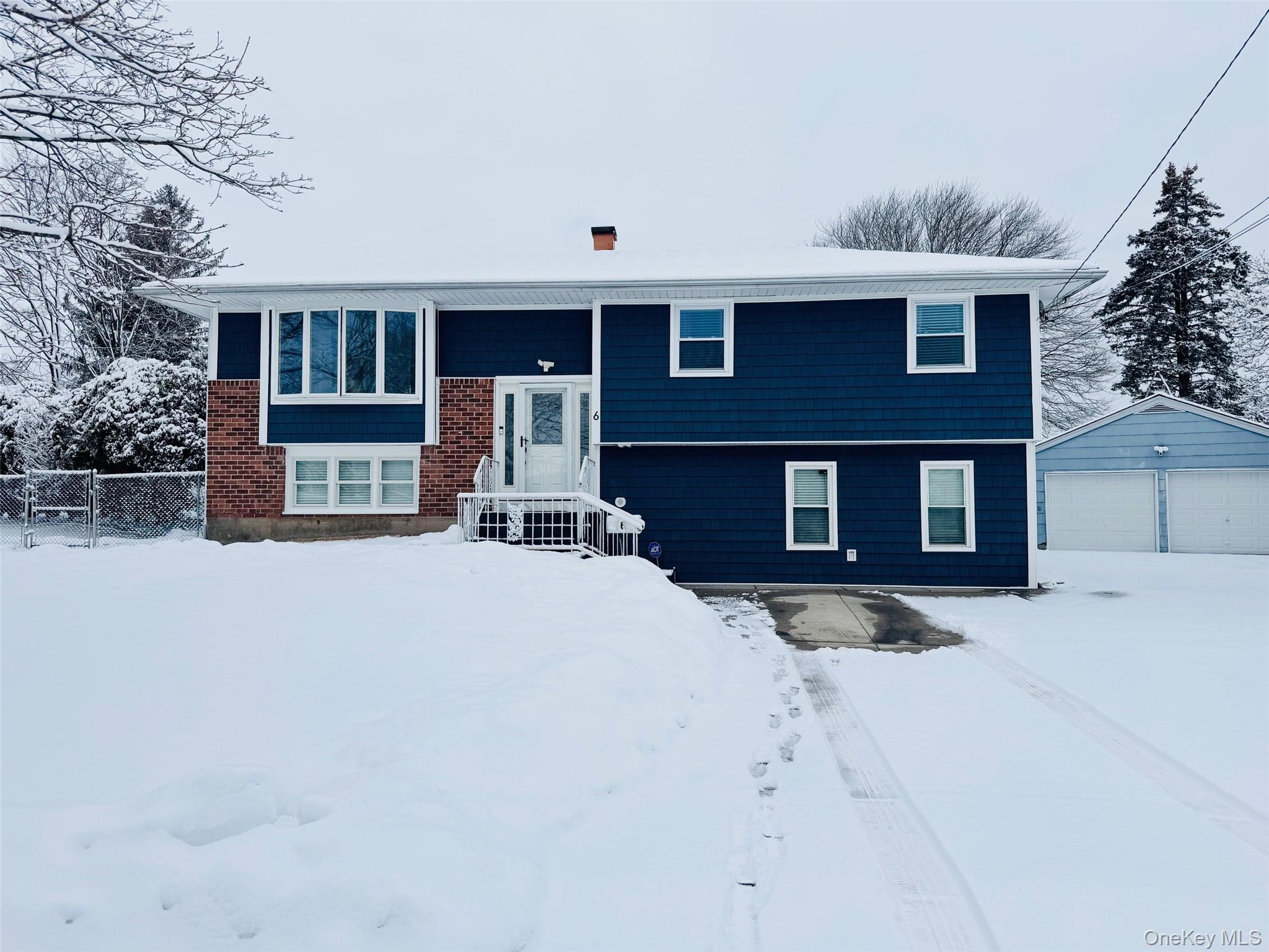 #1 photo, 6 Little Court, Deer Park , NY 11729