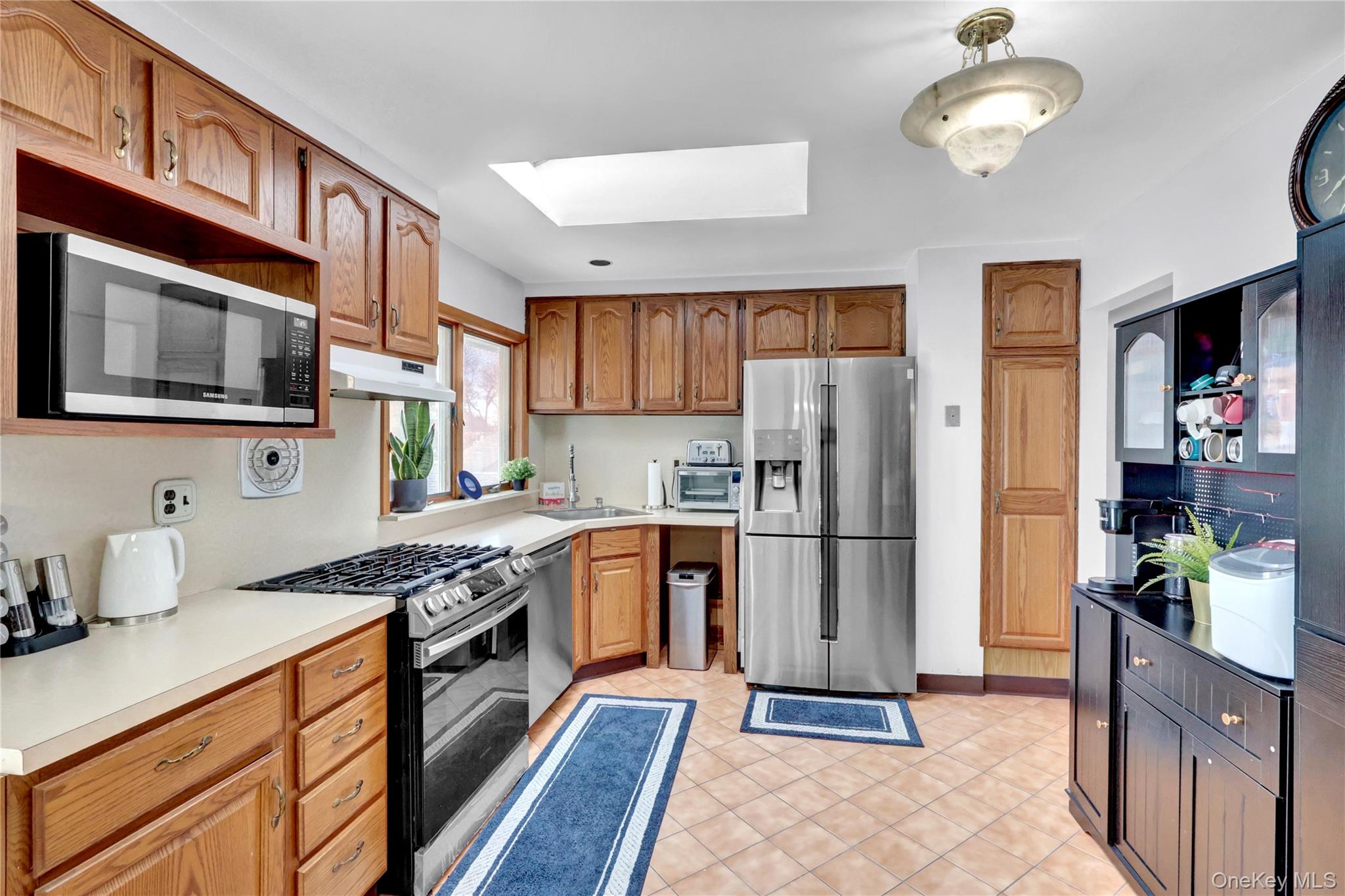 #11 photo, 6 Little Court, Deer Park , NY 11729