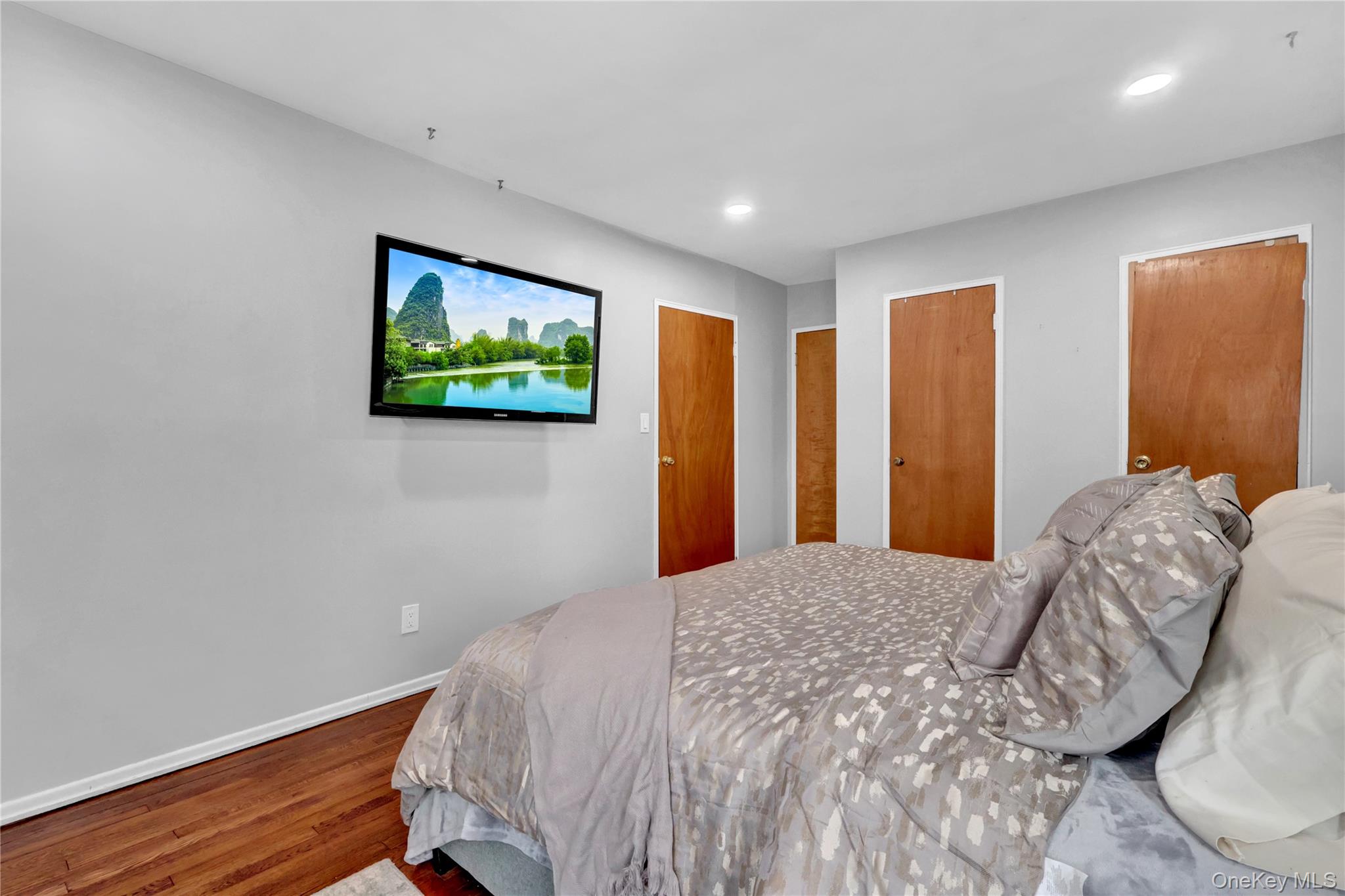 #17 photo, 6 Little Court, Deer Park , NY 11729