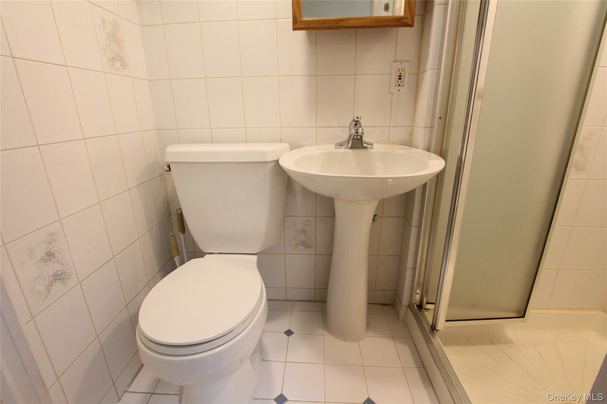 #13 photo, 65-09 77th Place, Middle Village , NY 11379