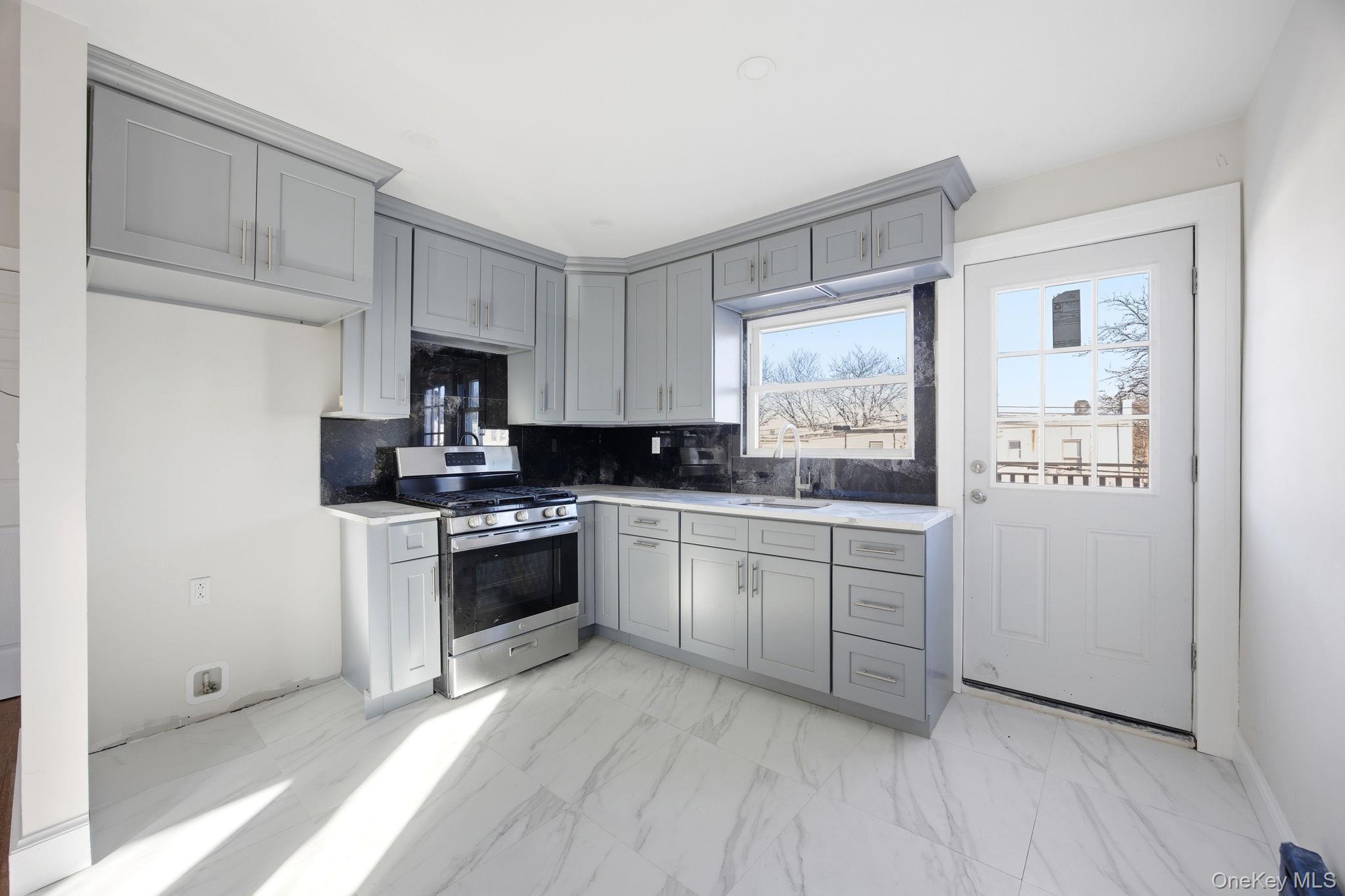 #5 photo, 3033 93rd Street, एल्महर्स्ट East Elmhurst , NY 11369