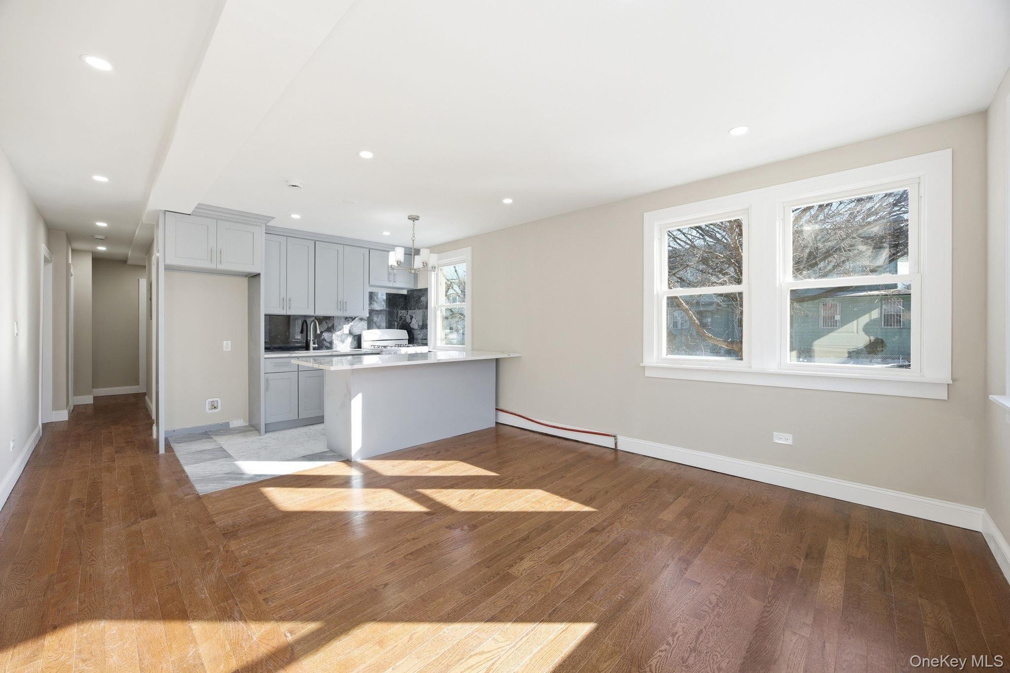 #9 photo, 3033 93rd Street, एल्महर्स्ट East Elmhurst , NY 11369