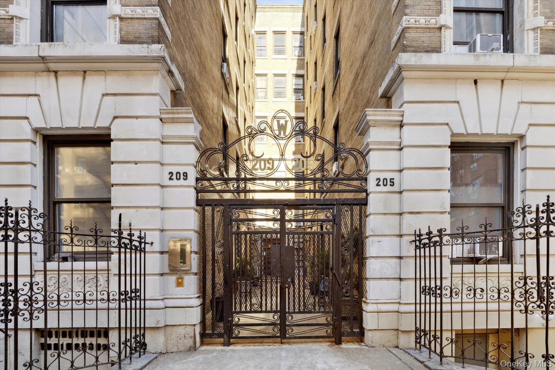 #1 photo, 205 W 103rd Street, 맨해튼 New York (Manhattan) , NY 10025