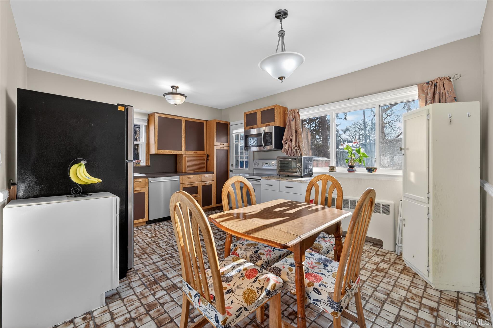 #11 photo, 59 Holly Road, Hewlett , NY 11557