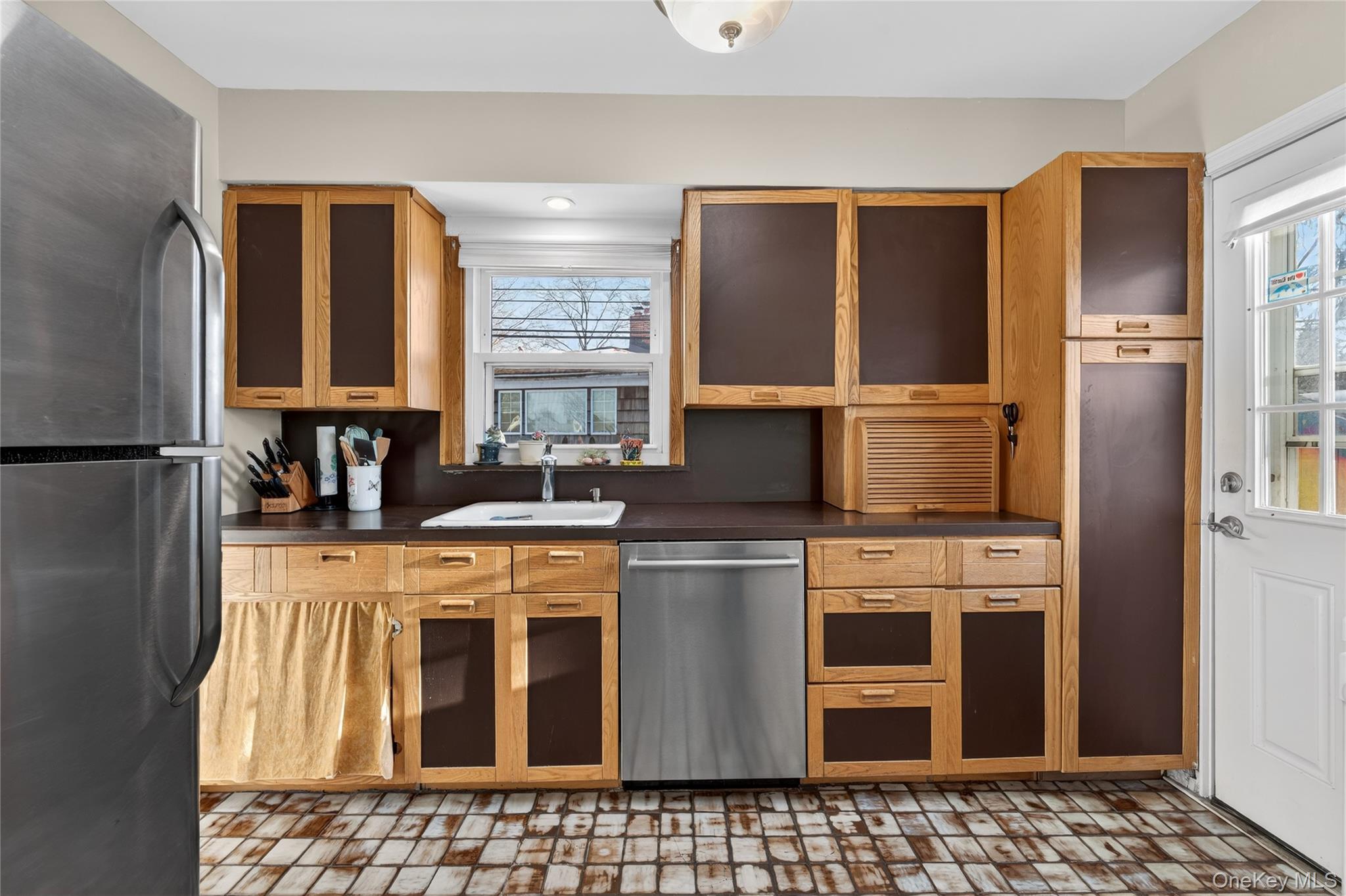 #12 photo, 59 Holly Road, Hewlett , NY 11557