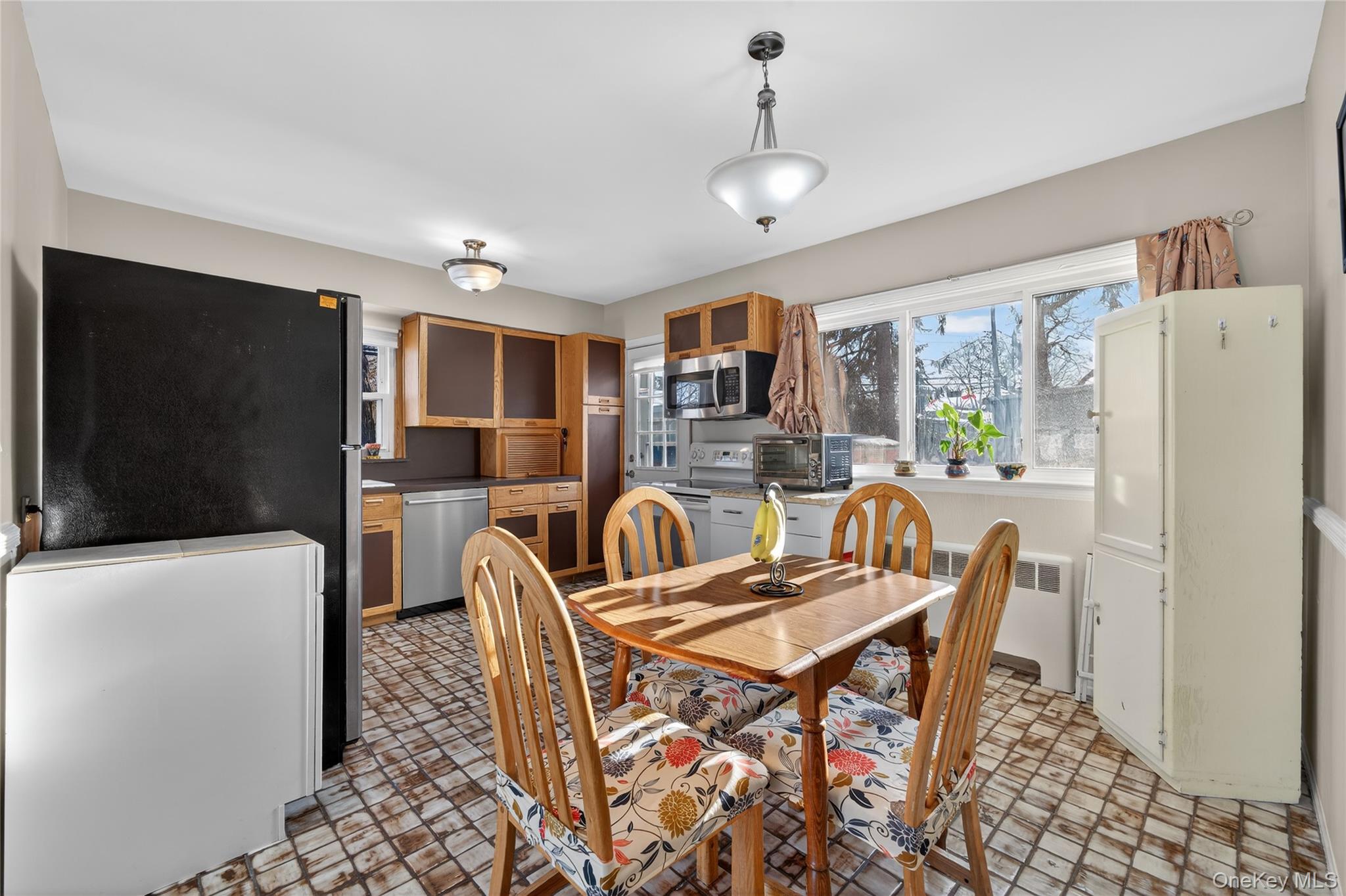 #13 photo, 59 Holly Road, Hewlett , NY 11557