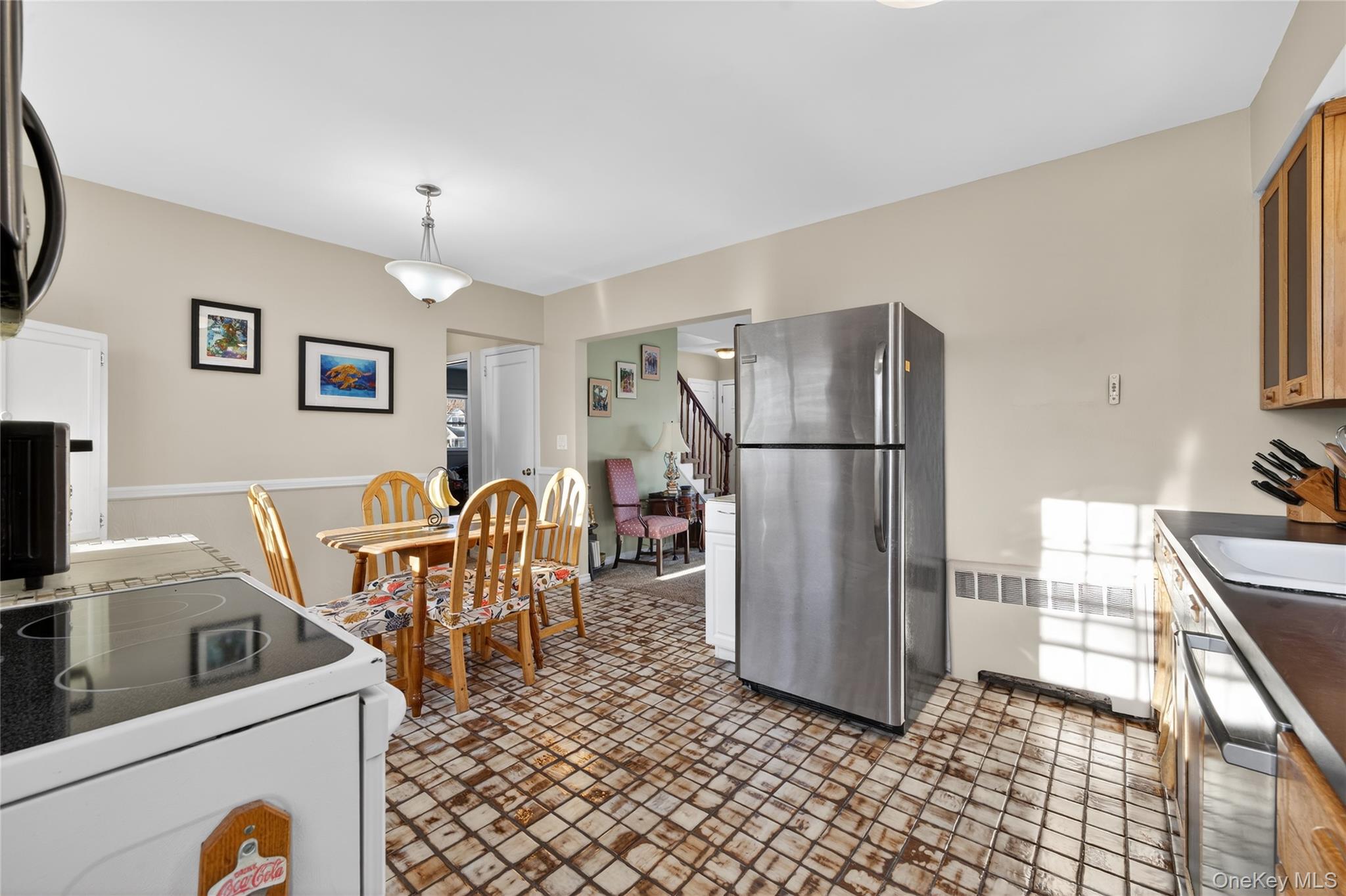 #14 photo, 59 Holly Road, Hewlett , NY 11557