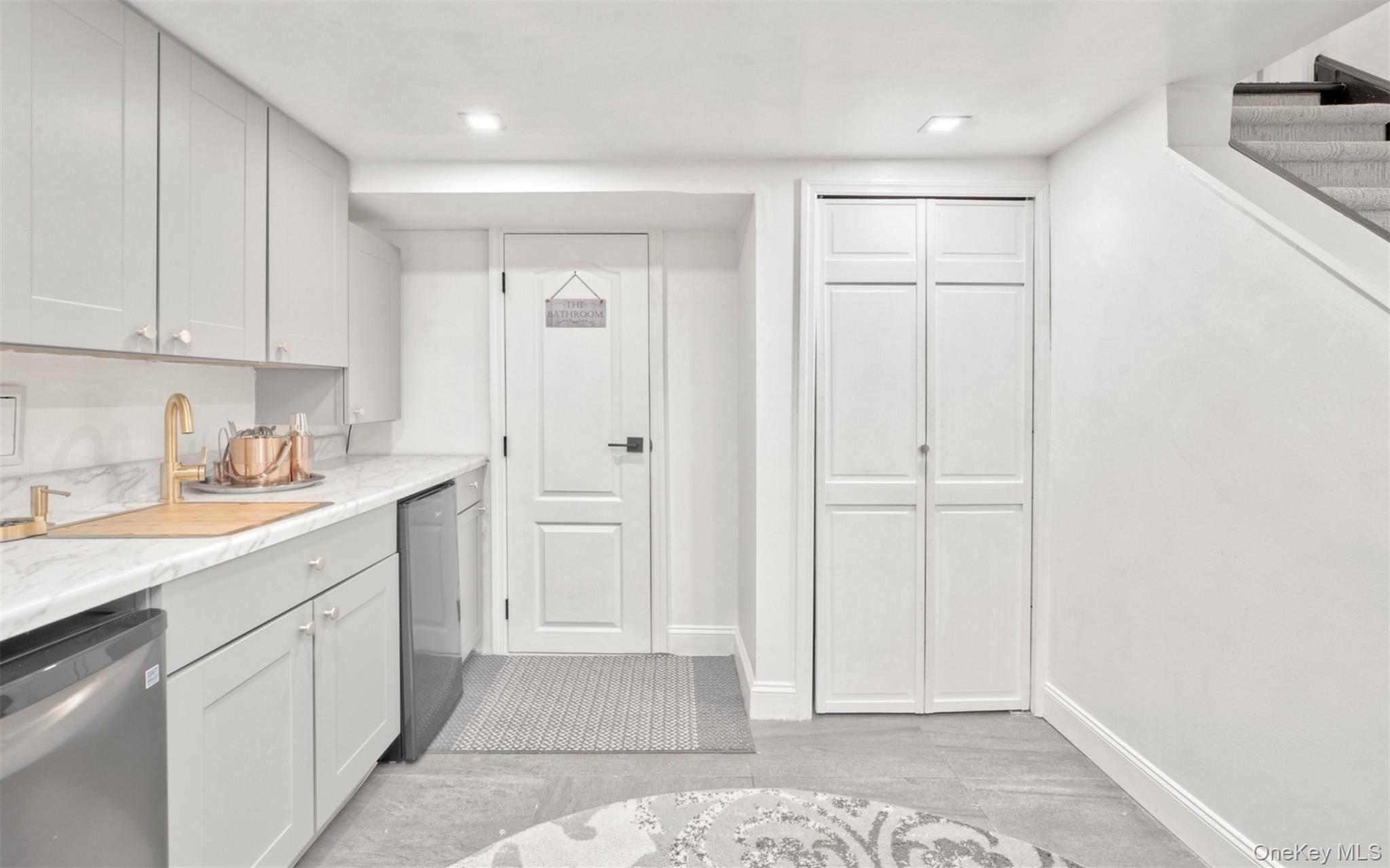 #16 photo, 383 White Road, Mineola , NY 11501