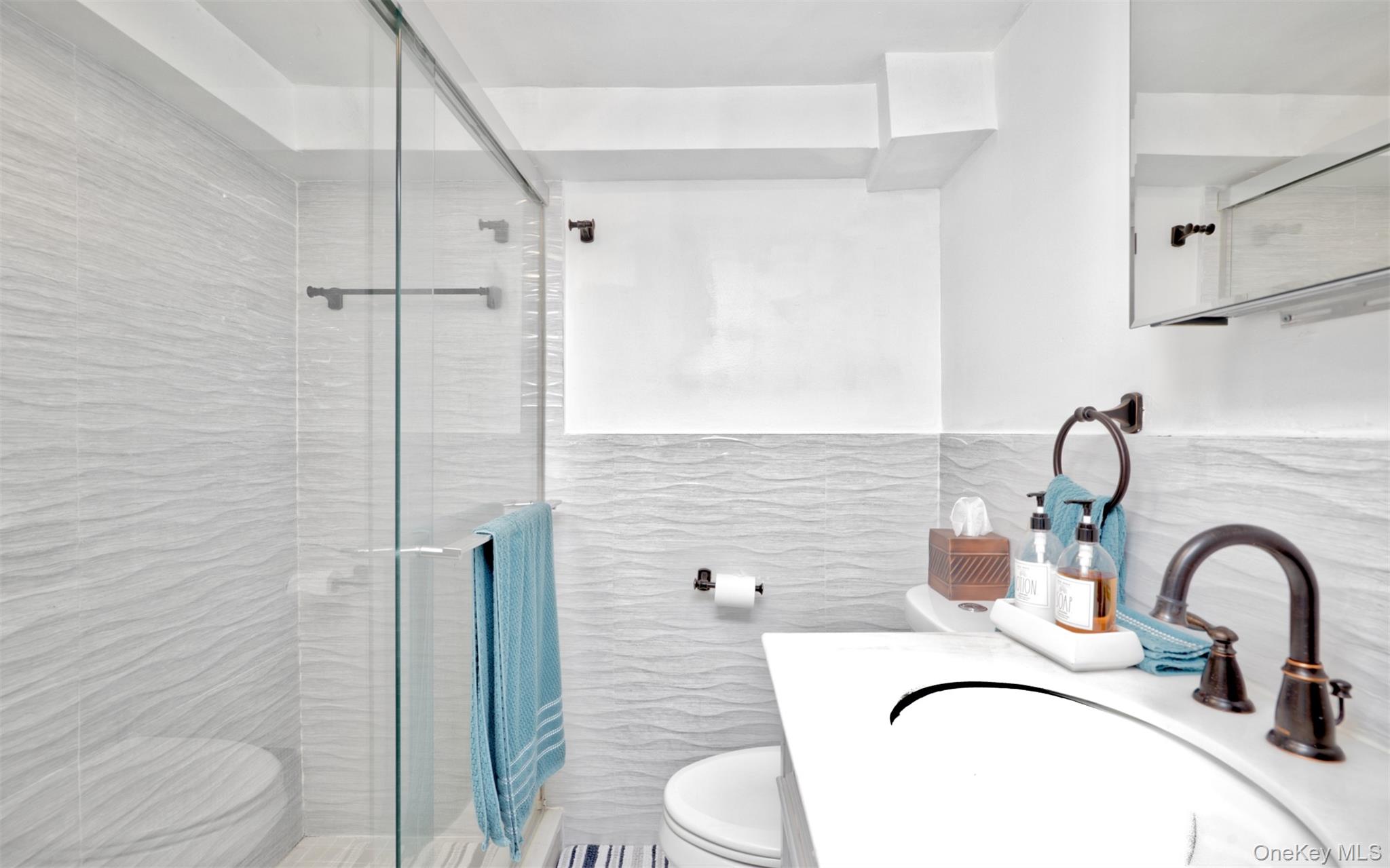 #17 photo, 383 White Road, Mineola , NY 11501