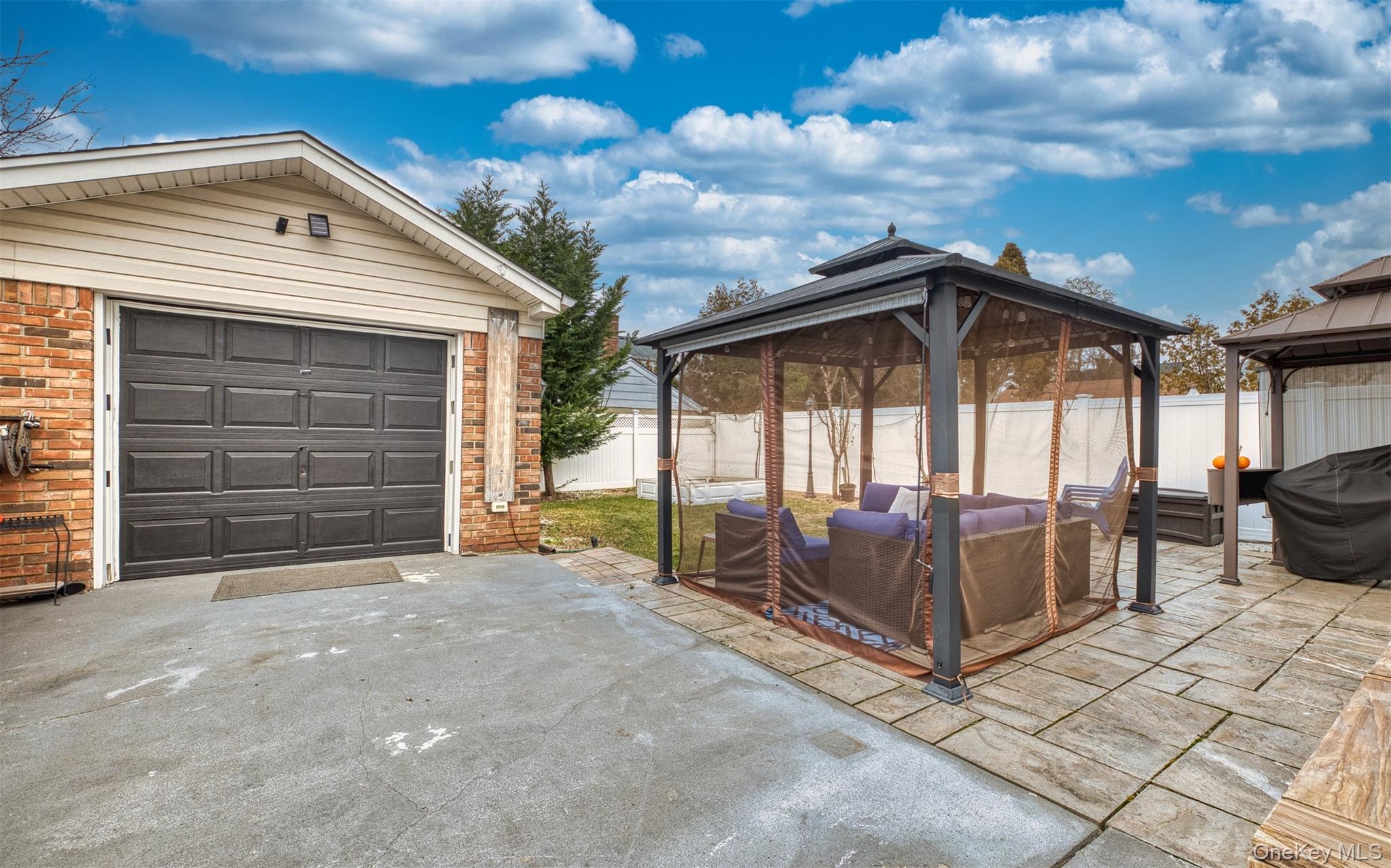 #18 photo, 383 White Road, Mineola , NY 11501