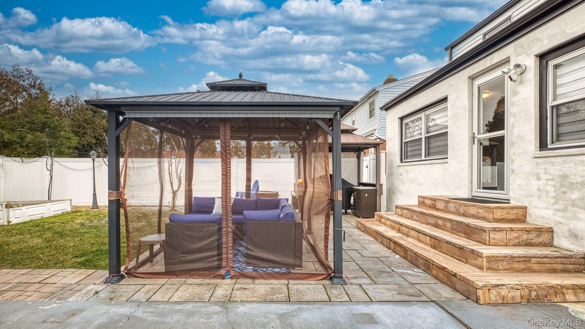 #19 photo, 383 White Road, Mineola , NY 11501