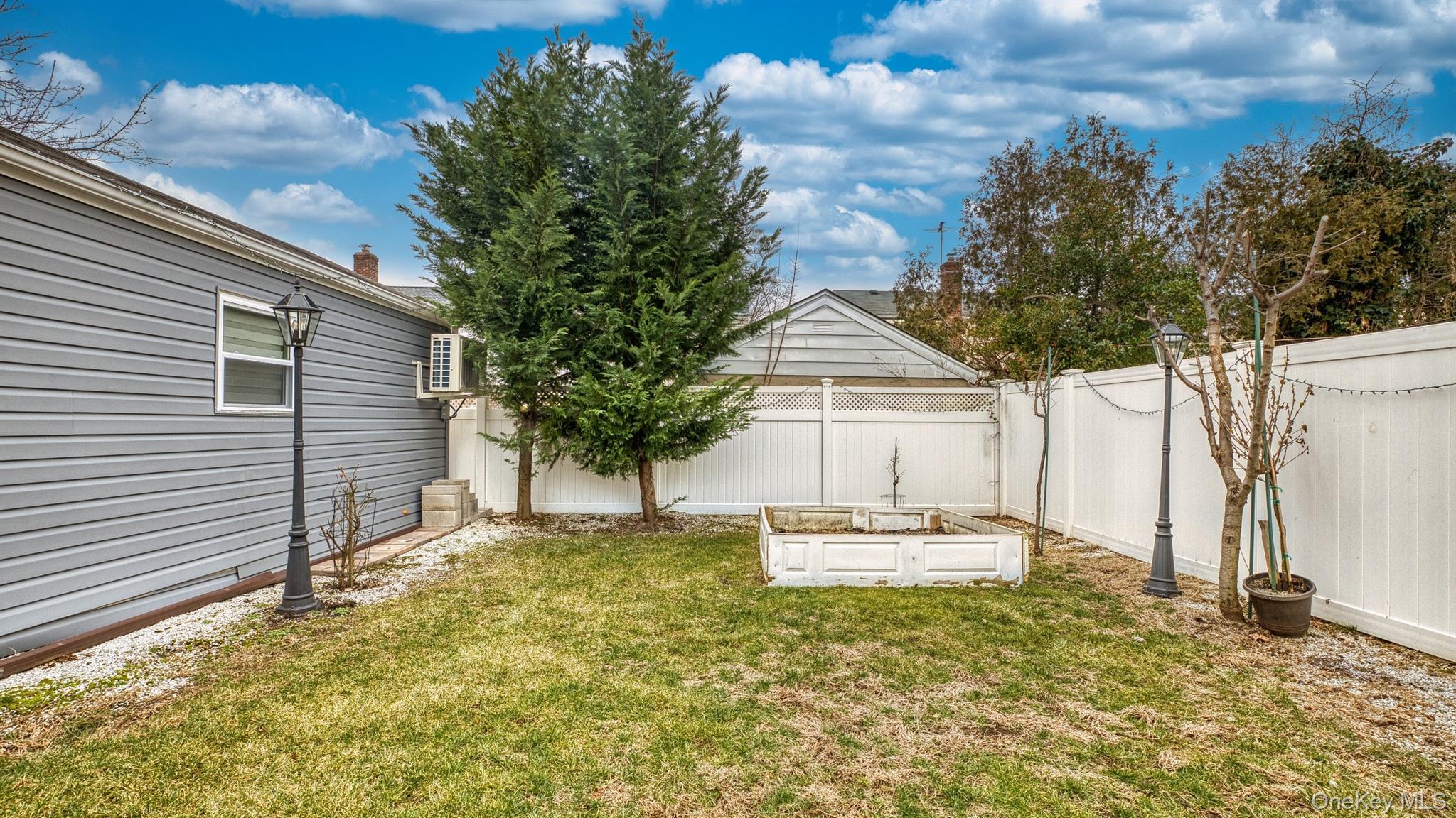 #20 photo, 383 White Road, Mineola , NY 11501