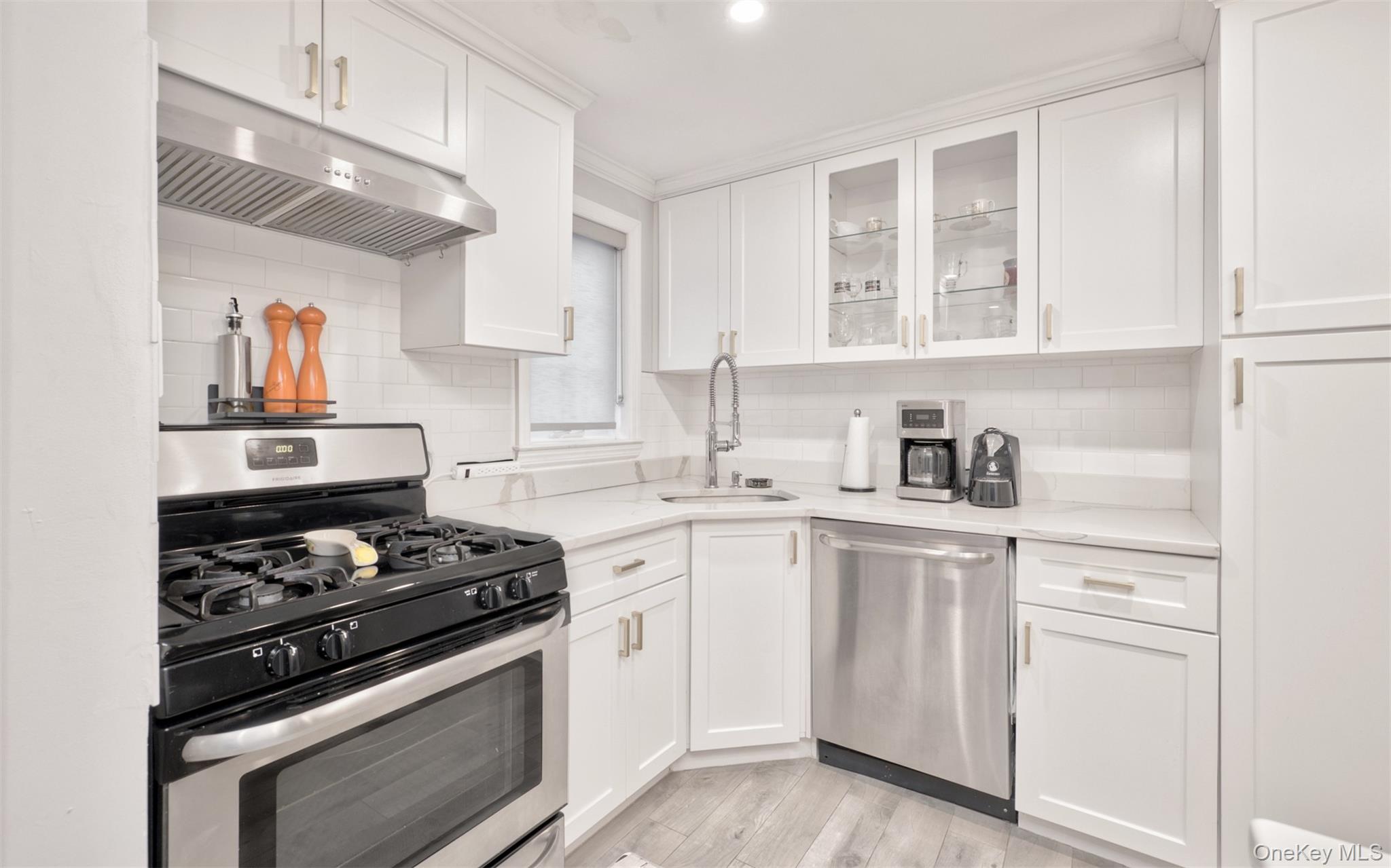 #7 photo, 383 White Road, Mineola , NY 11501