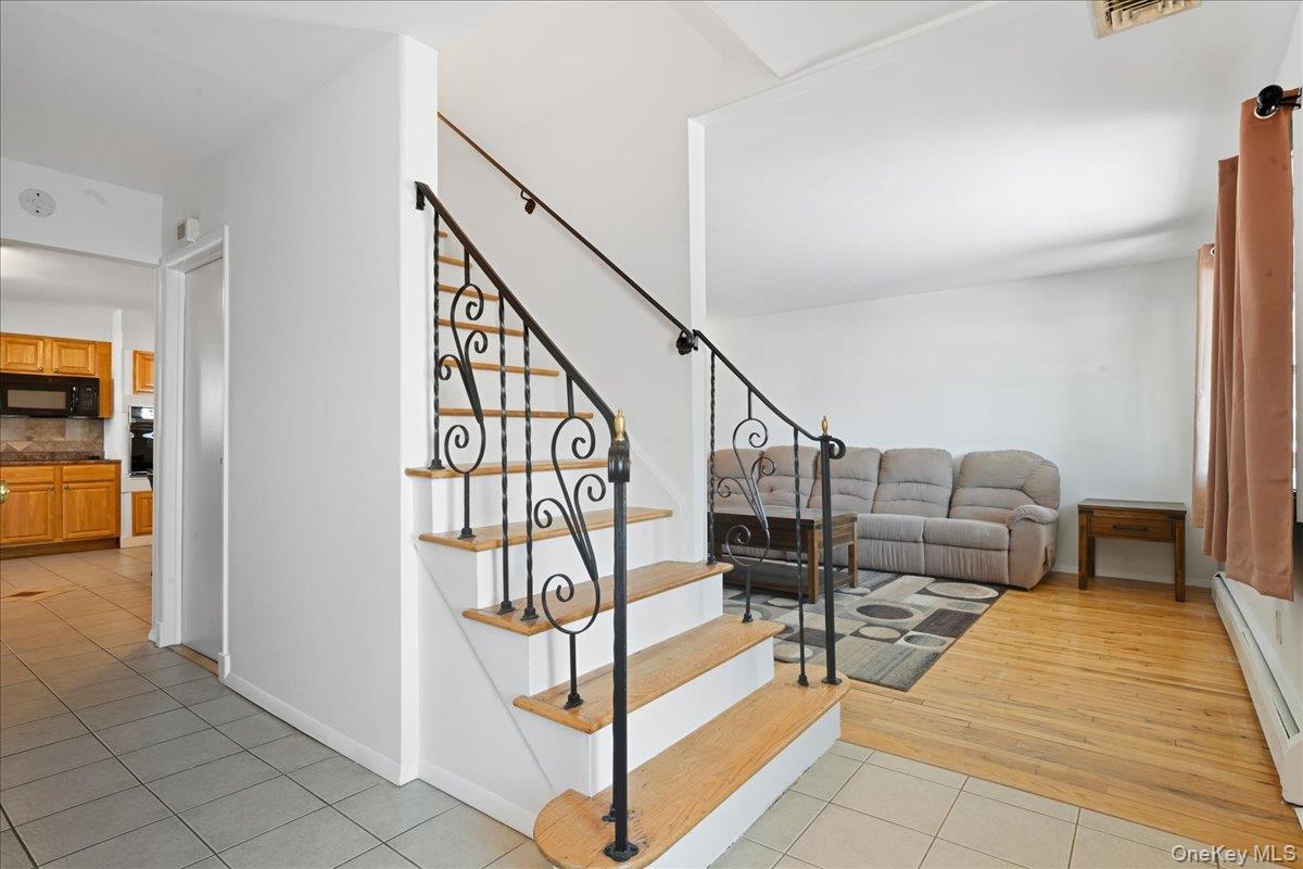 #4 photo, 3 Adrienne Court, Hauppauge , NY 11788