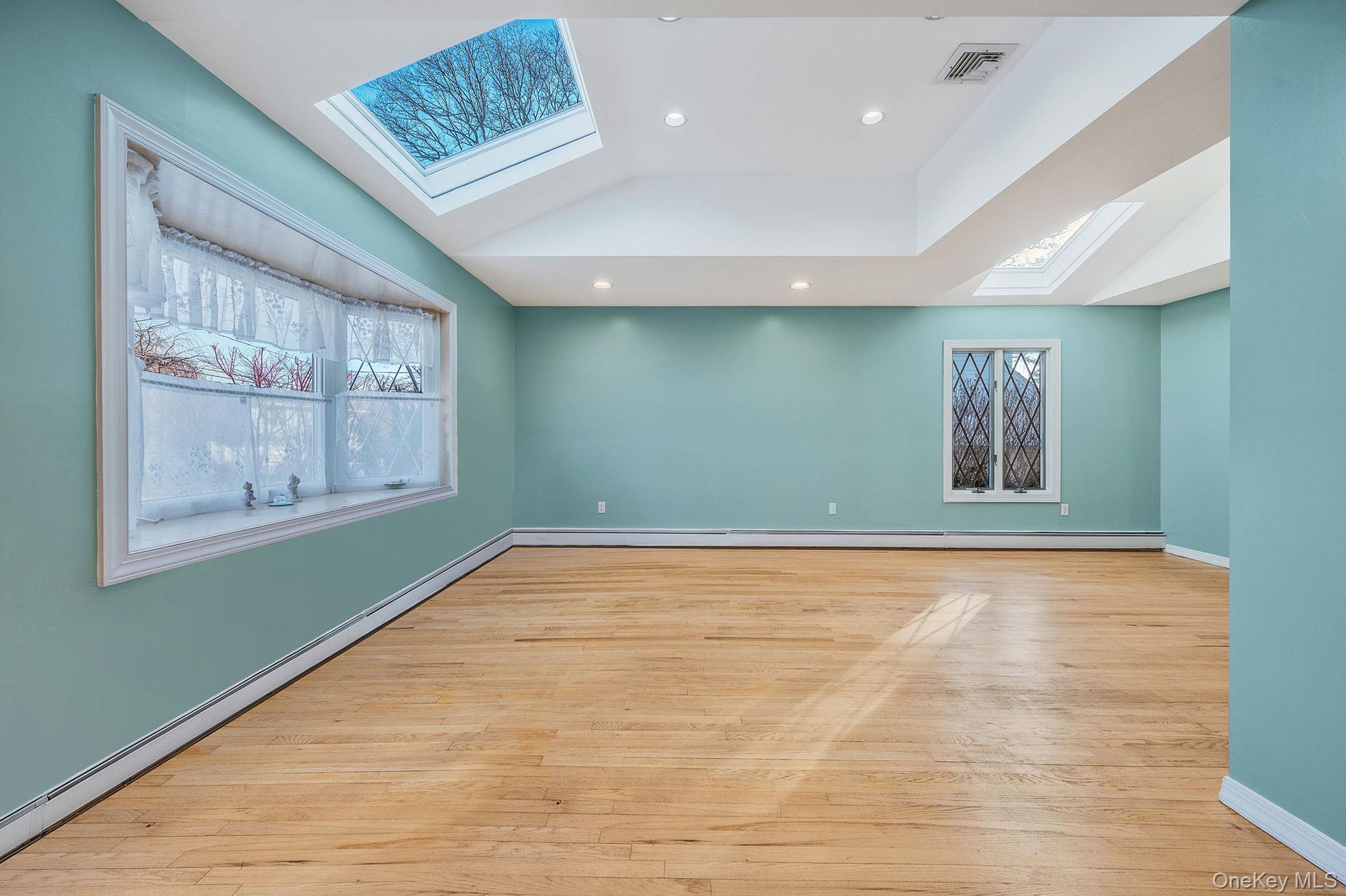 #7 photo, 1616 Madison Avenue, West Islip , NY 11795