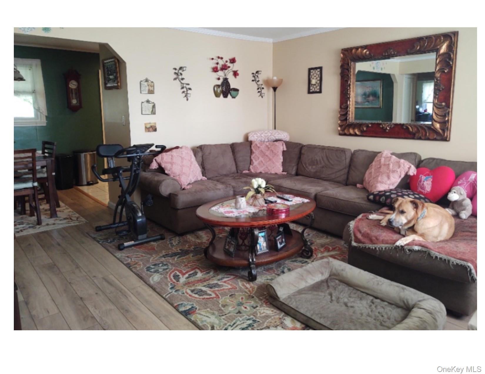 #3 photo, 2272 Oxford Street, नासाउ काउंटी East Meadow , NY 11554