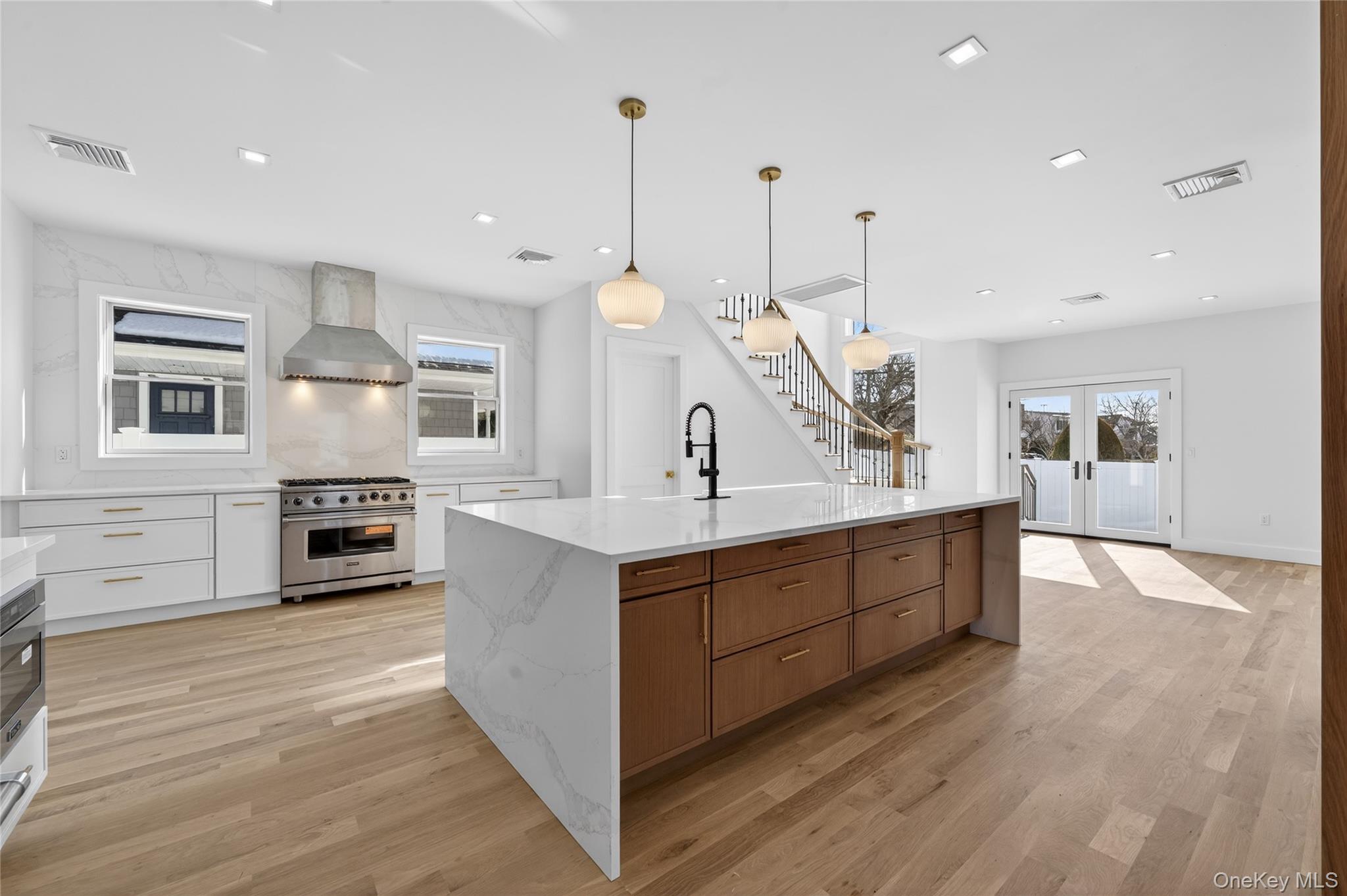 #13 photo, 286 Dorchester Road, Garden City South , NY 11530