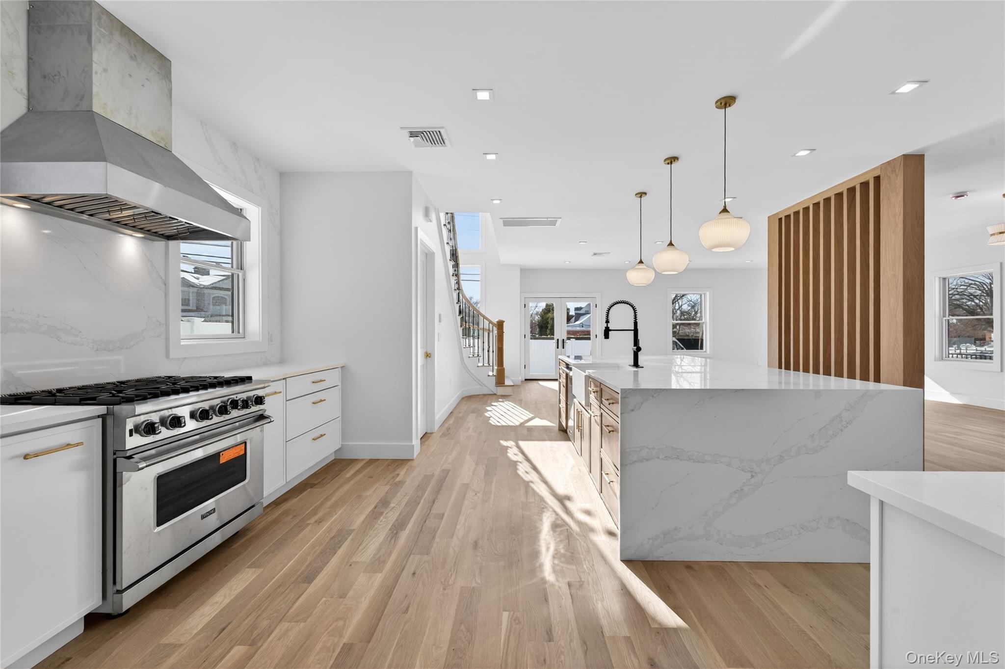 #7 photo, 286 Dorchester Road, Garden City South , NY 11530