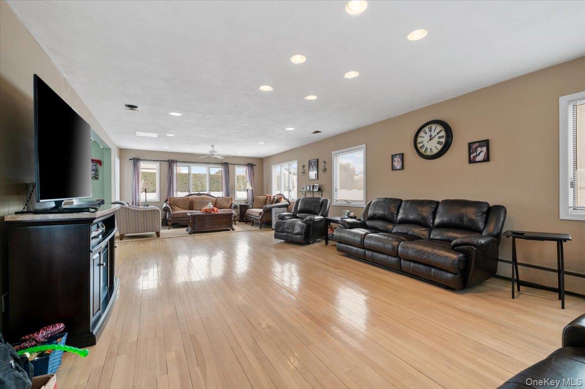 #8 photo, 5 Lafayette Place, מחוז נסאו Massapequa , NY 11758