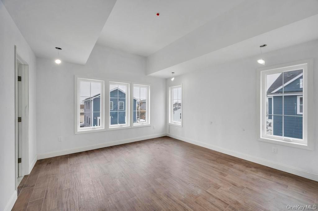 #16 photo, 9 James Street, מחוז נסאו East Rockaway , NY 11518