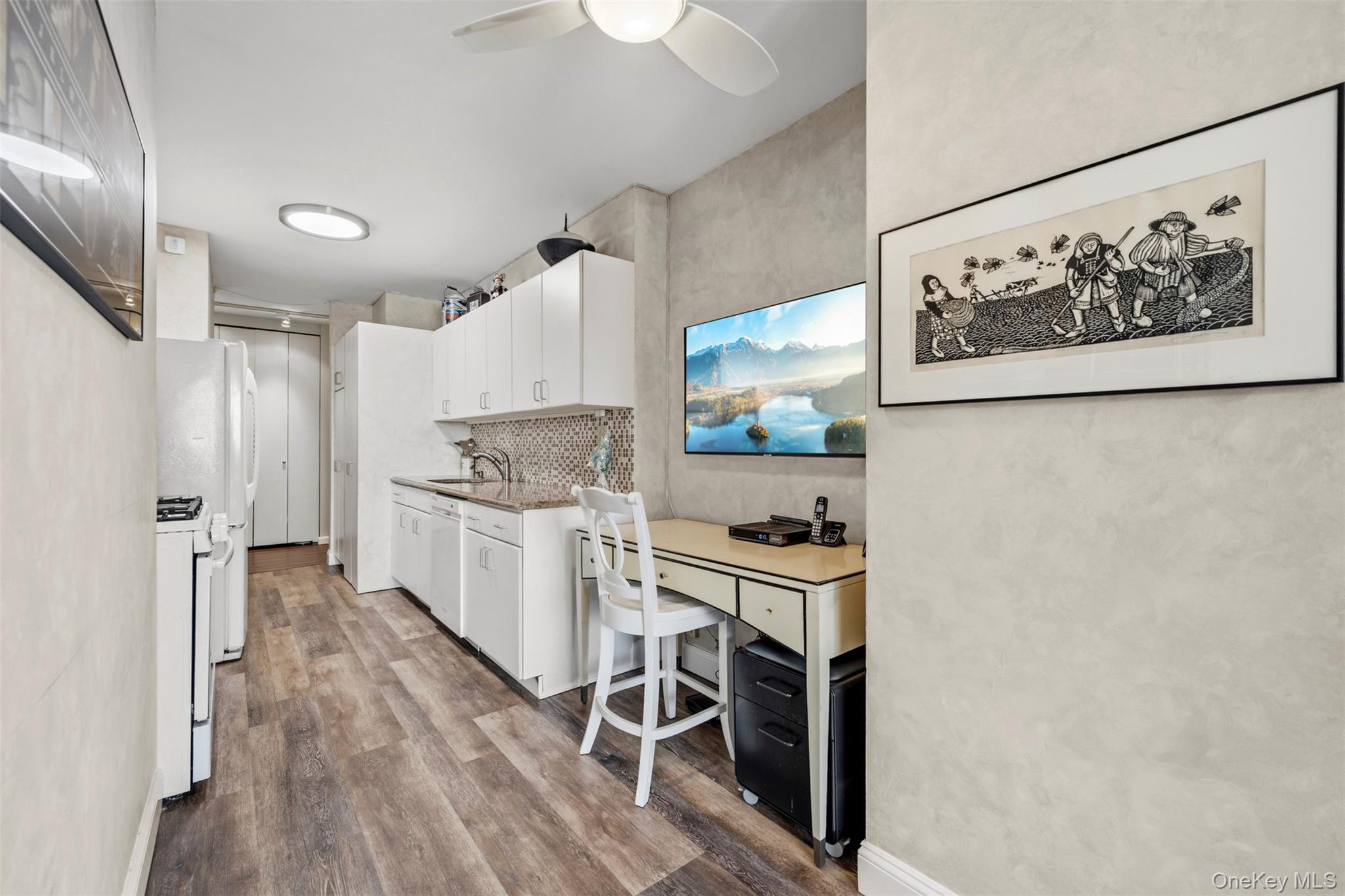 #14 photo, 269-10 Grand Central Parkway, Floral Park , NY 11005