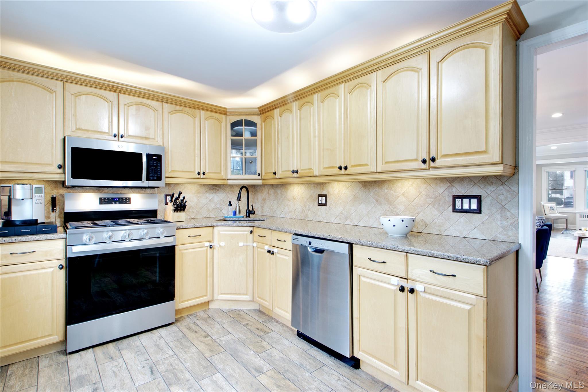 #9 photo, 178 Carlton Terrace, Stewart Manor , NY 11530