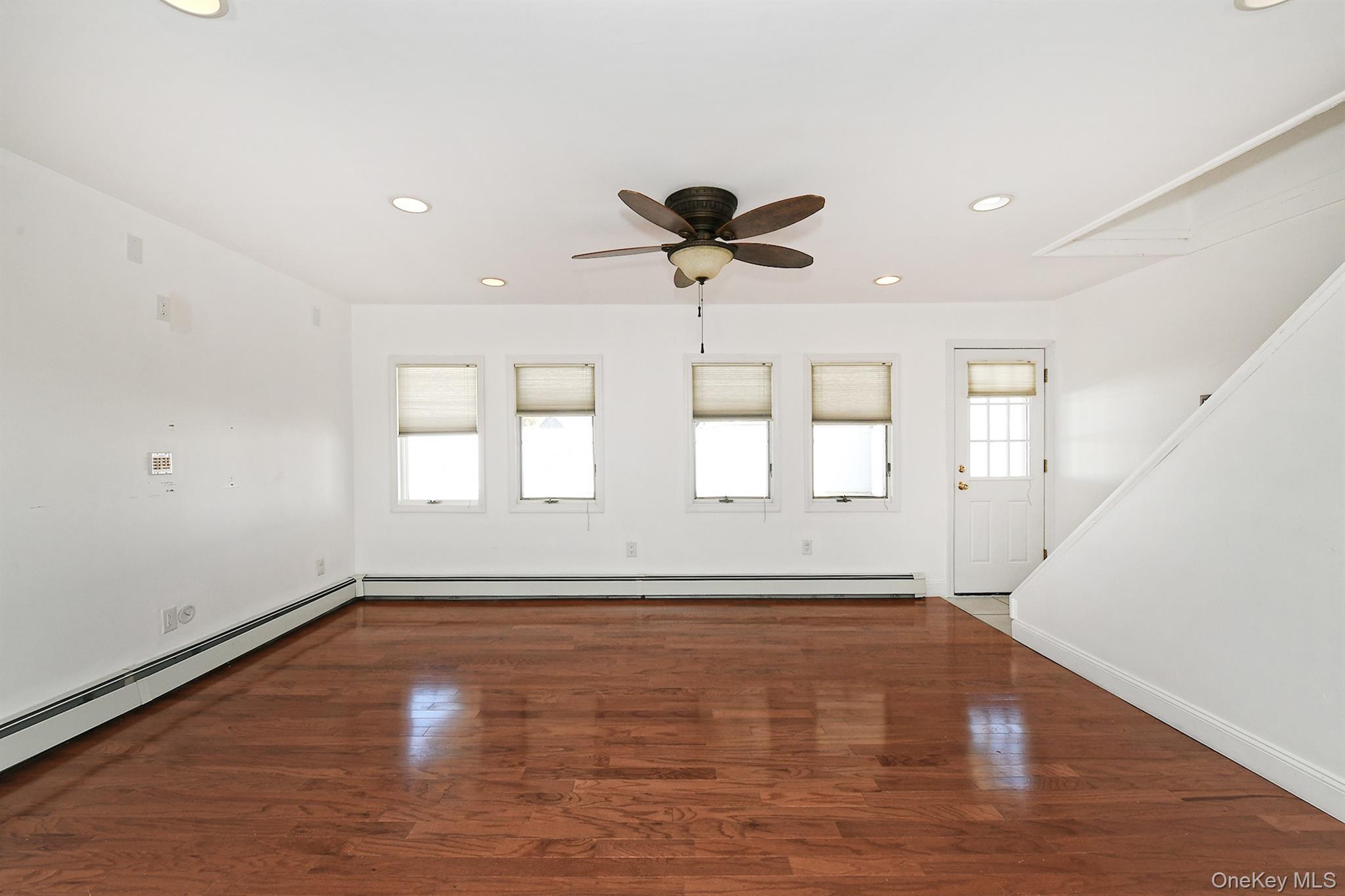 #10 photo, 33 Robin, Levittown , NY 11756