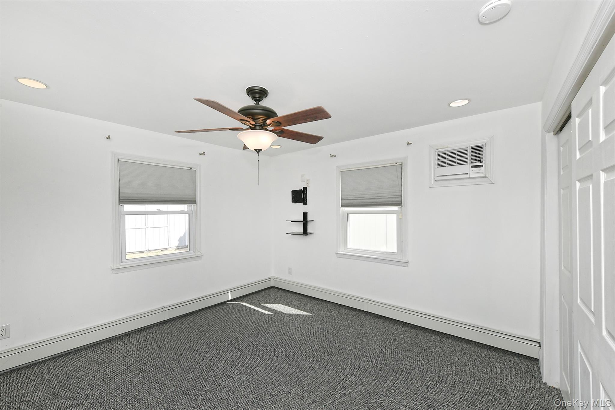 #12 photo, 33 Robin, Levittown , NY 11756