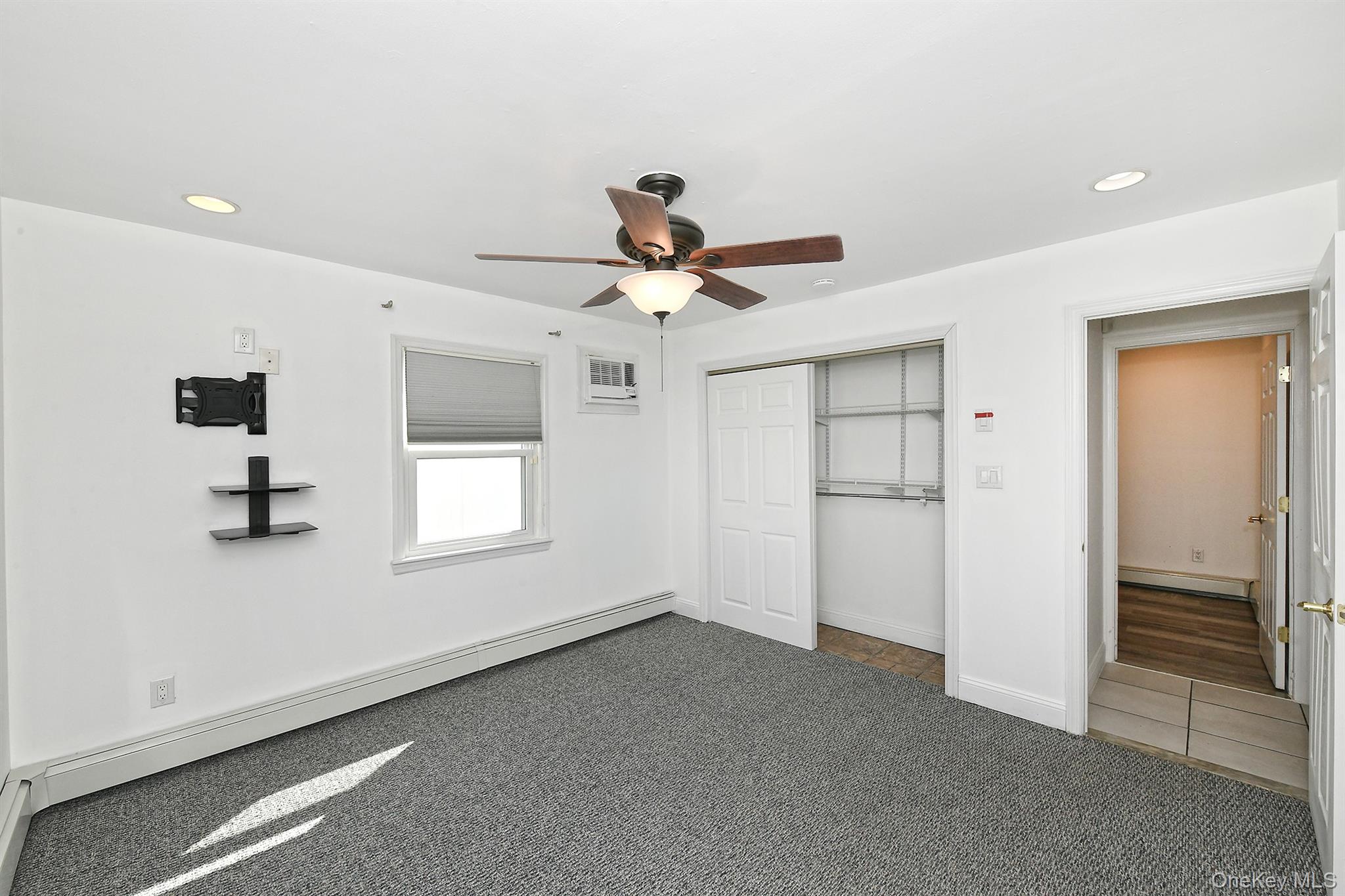 #13 photo, 33 Robin, Levittown , NY 11756