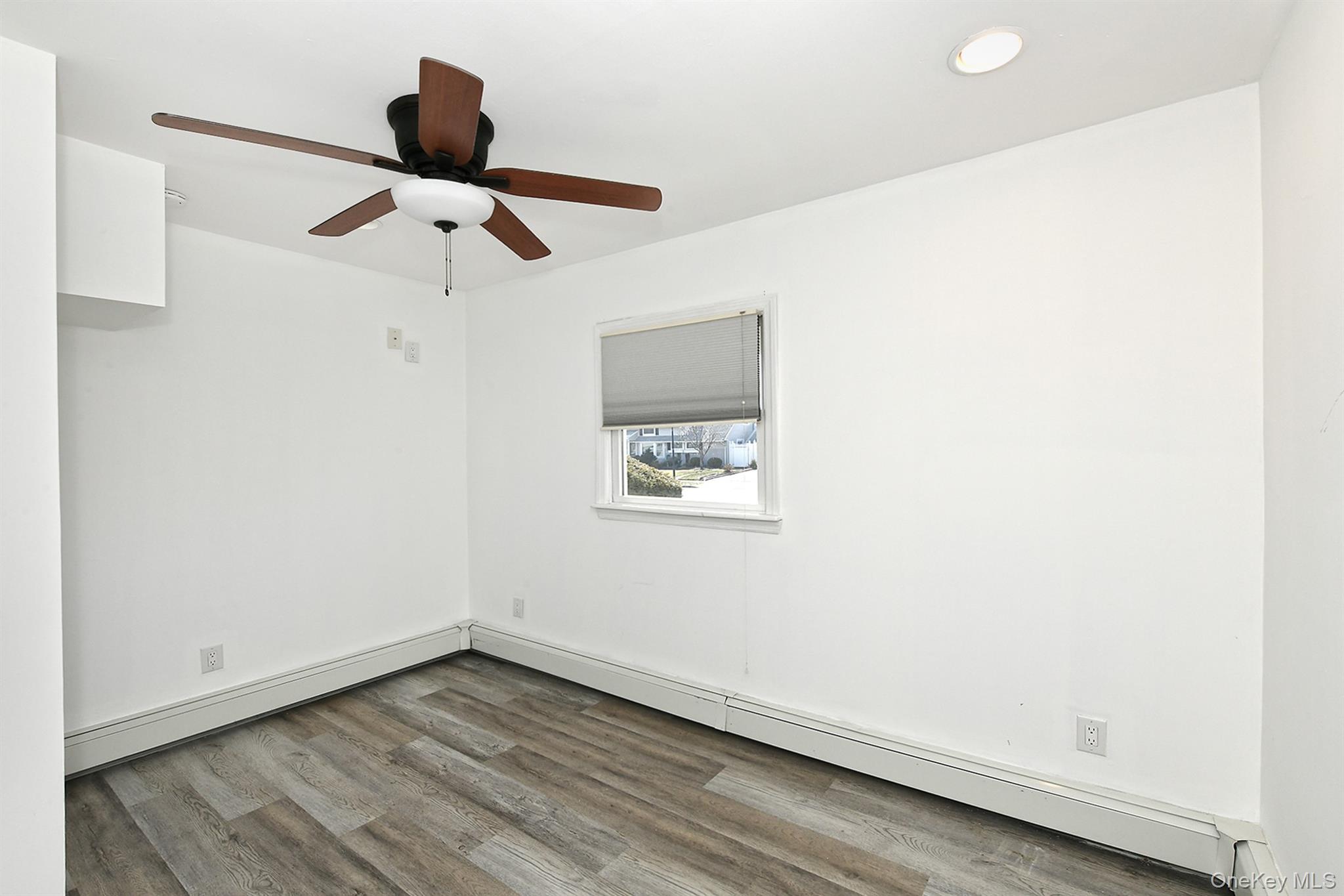 #14 photo, 33 Robin, Levittown , NY 11756