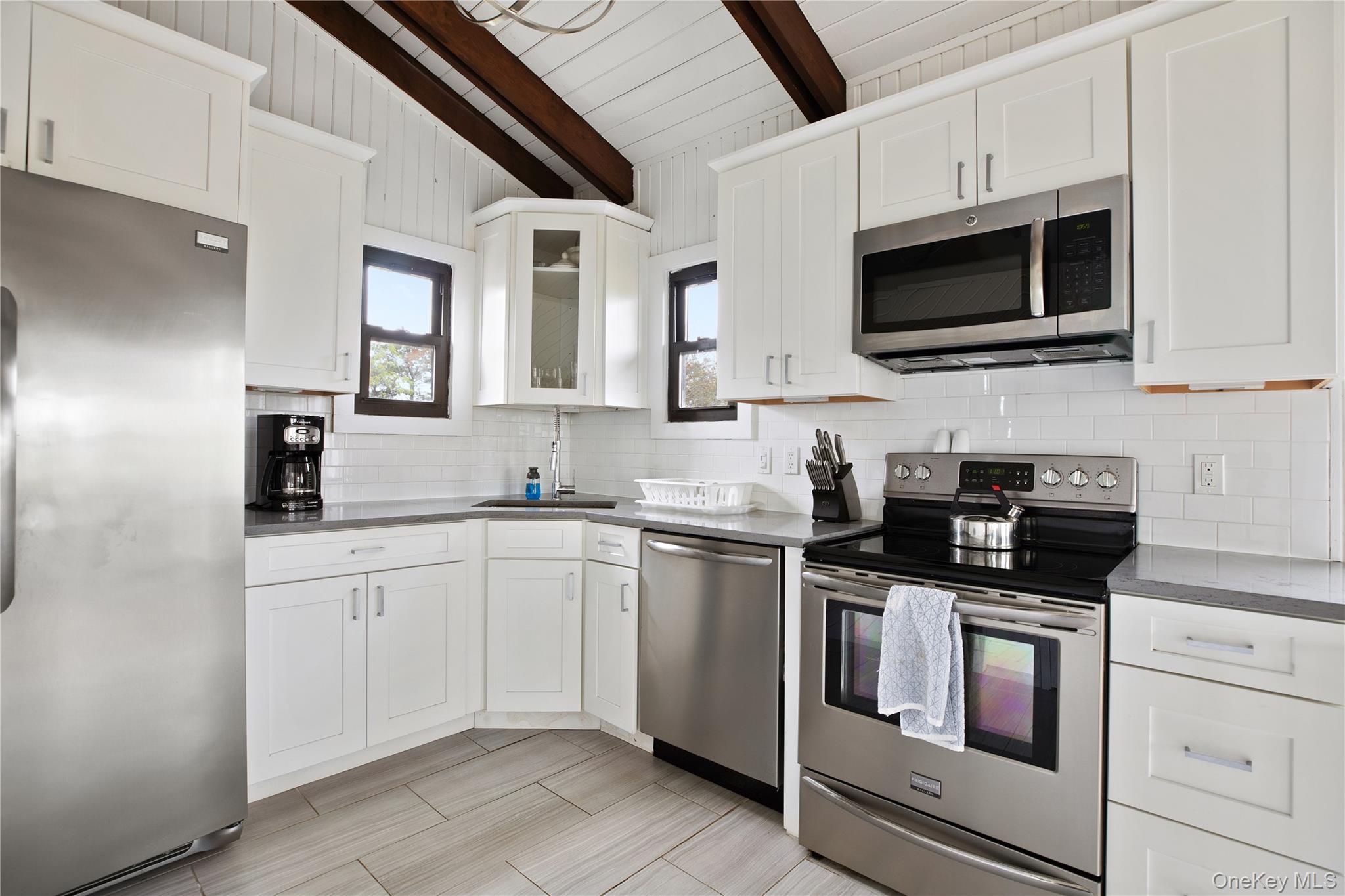 #3 photo, 26 Duneway Avenue, सफ़ोक काउंटी Seaview , NY 11770