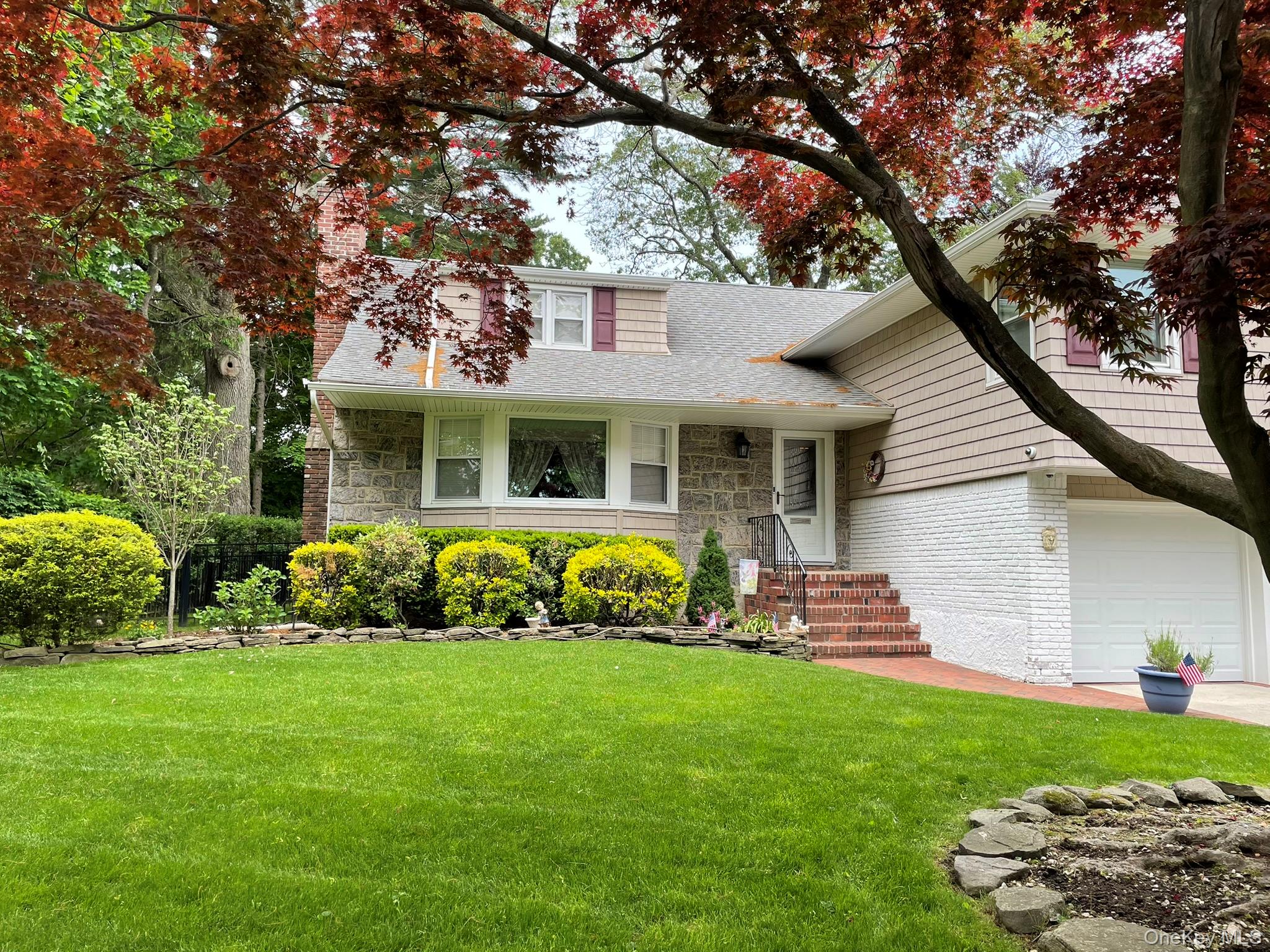 #1 photo, 688 Hempstead Avenue, Rockville Centre , NY 11570