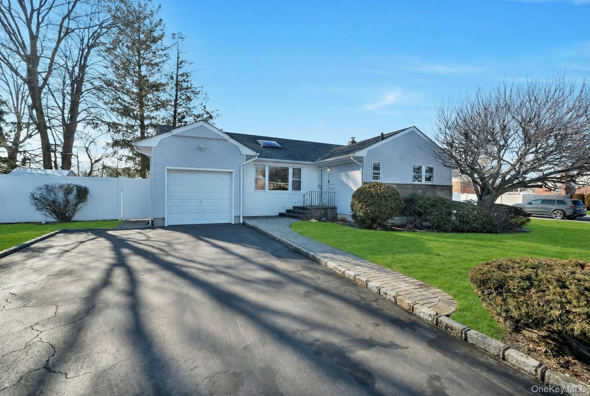 #2 photo, 1 Stauber Drive, Plainview , NY 11803