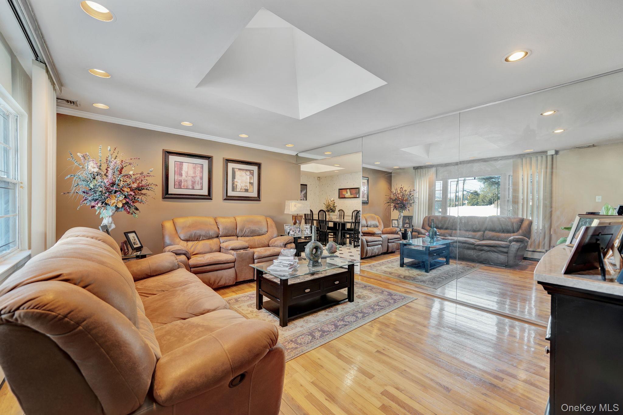 #4 photo, 1 Stauber Drive, Plainview , NY 11803