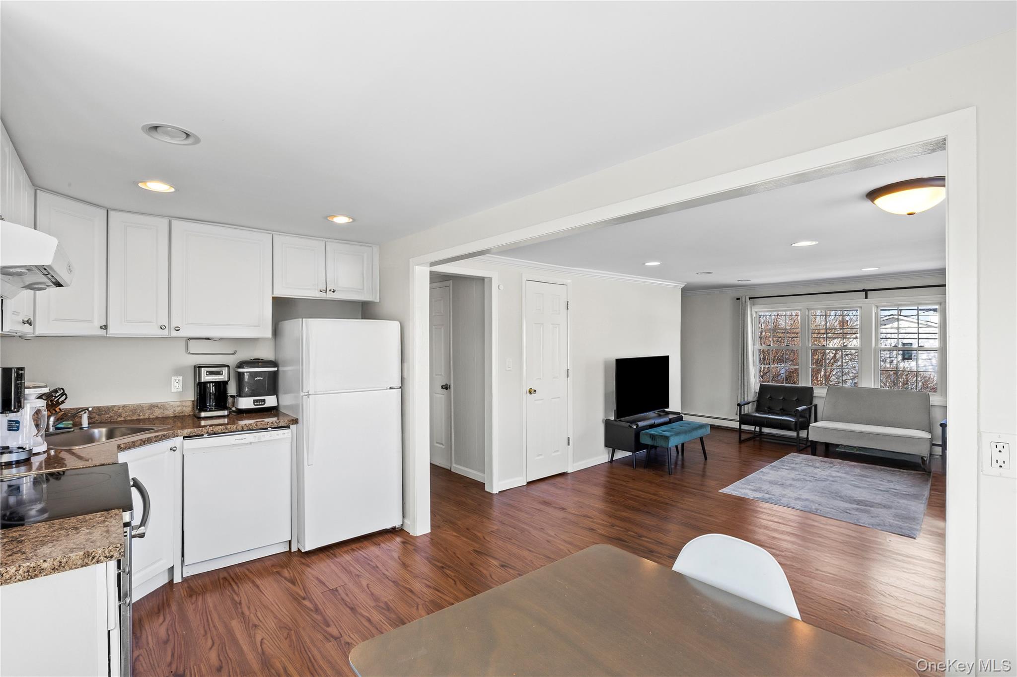 #12 photo, 272 N Delaware Avenue, מחוז נסאו Massapequa , NY 11758