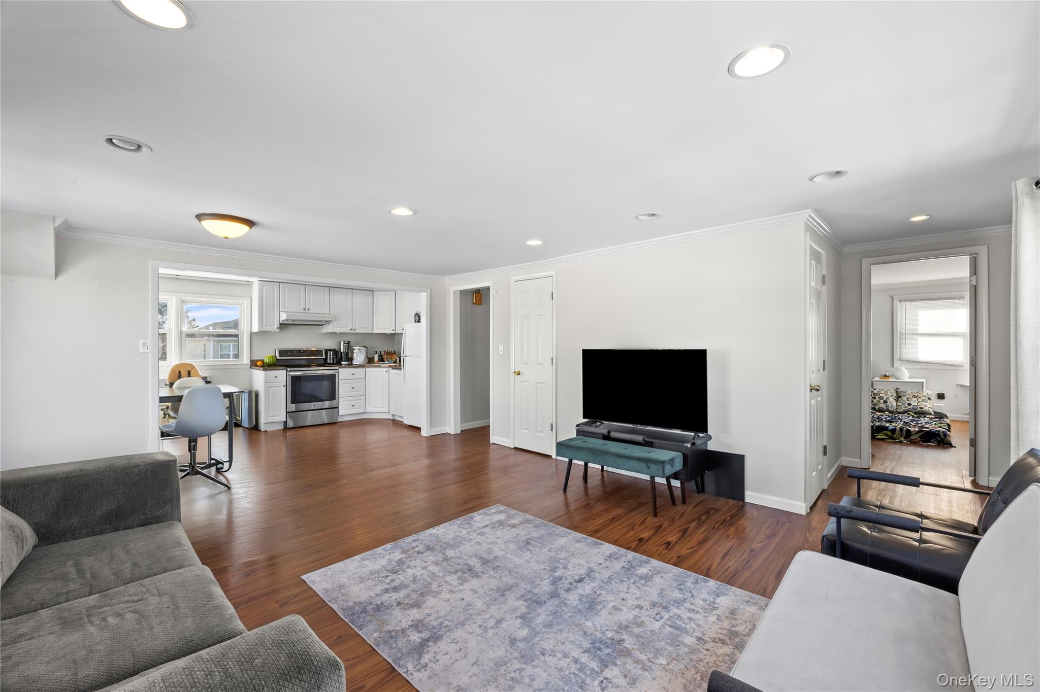 #6 photo, 272 N Delaware Avenue, מחוז נסאו Massapequa , NY 11758