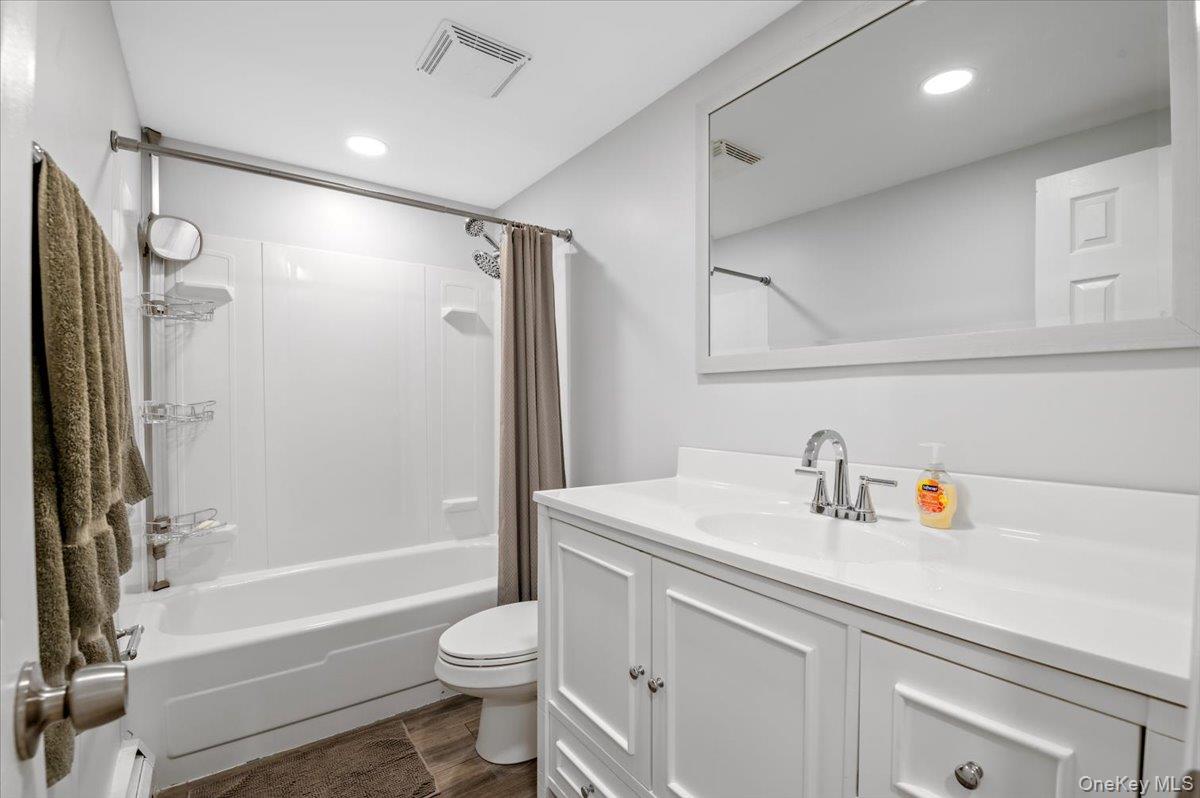 #15 photo, 570 Conklin Street, Farmingdale , NY 11735