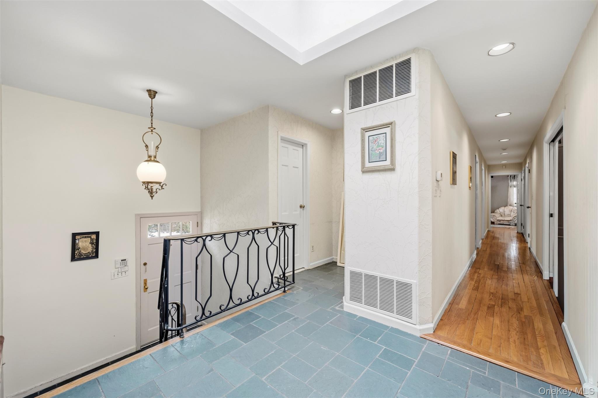 #4 photo, 8 Pine Drive, Great Neck , NY 11021