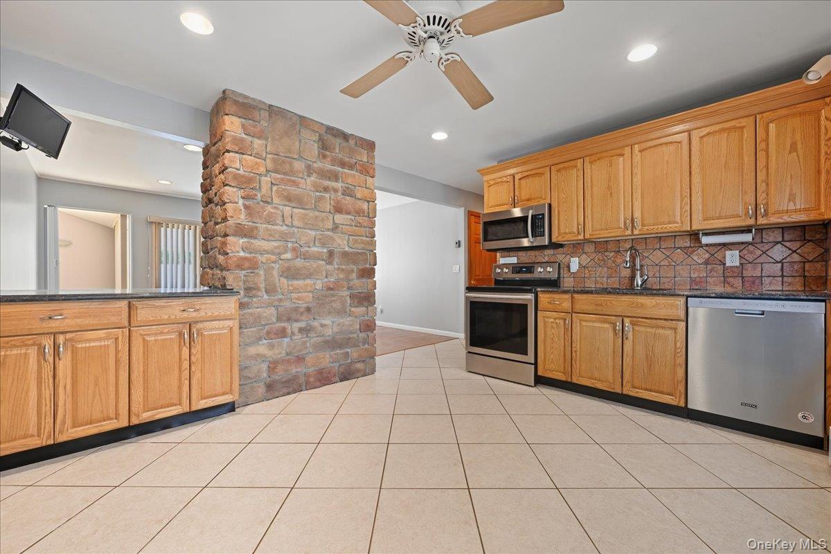 #5 photo, 29 Disc Lane, Wantagh , NY 11793