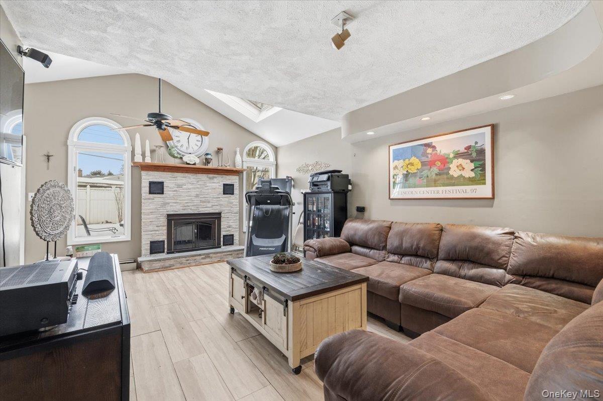 #11 photo, 2489 2nd Street, नासाउ काउंटी East Meadow , NY 11554