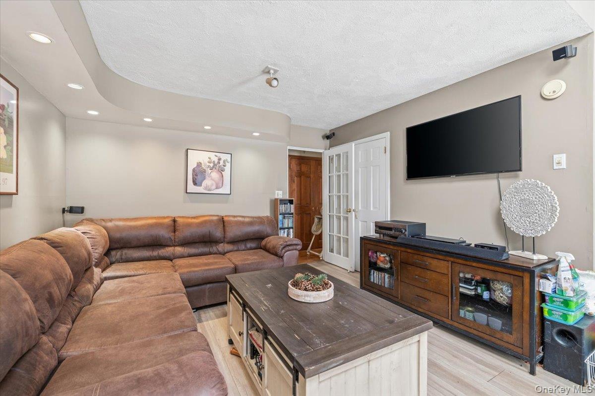 #13 photo, 2489 2nd Street, नासाउ काउंटी East Meadow , NY 11554