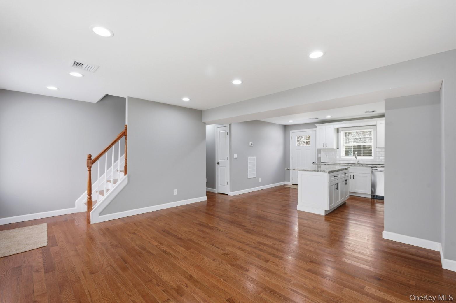 #20 photo, 7 E Lakeland Street, Bay Shore , NY 11706